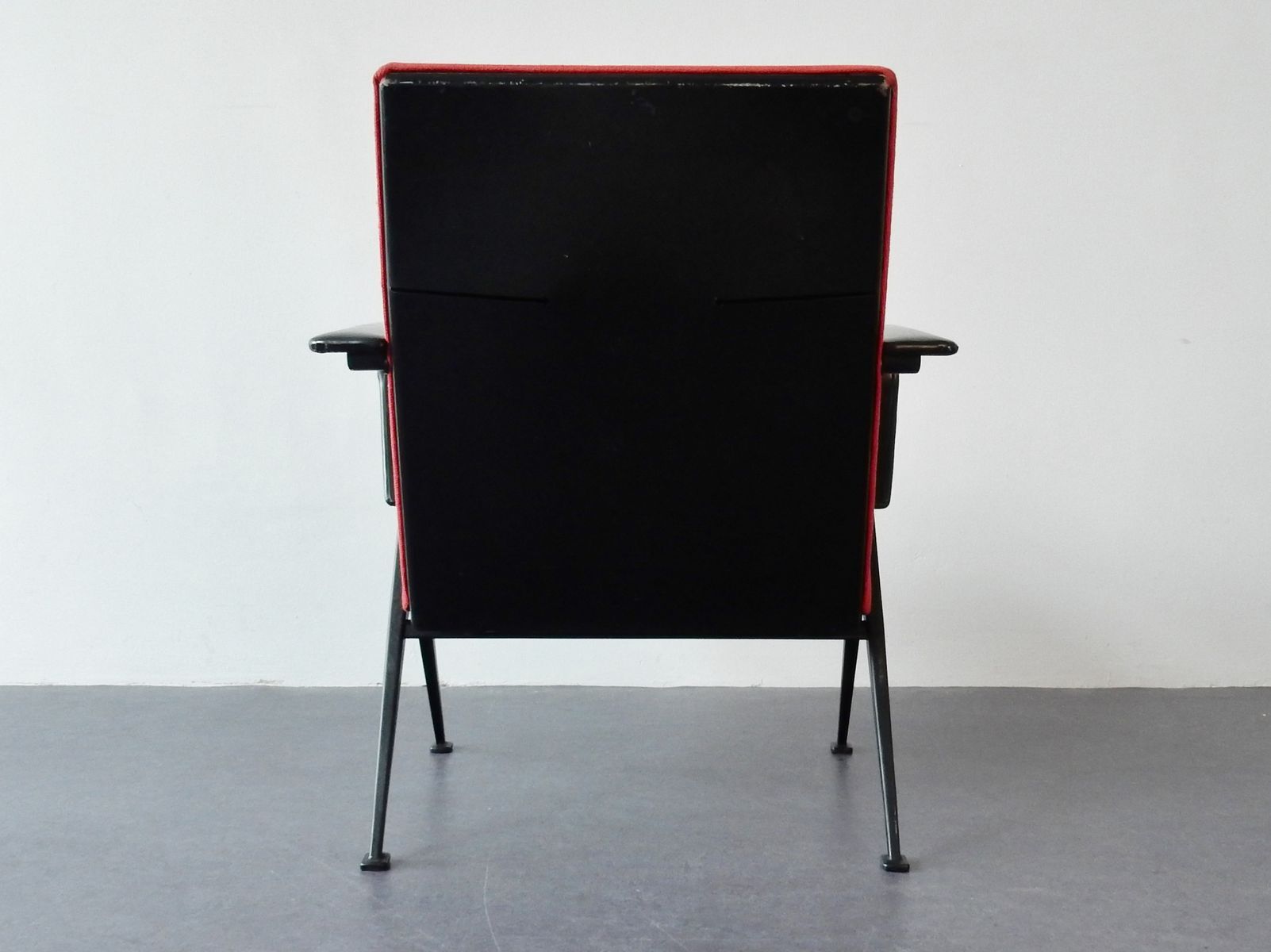 Model chair resting by Friso Kramer for Ahrend de Cirkel 1965