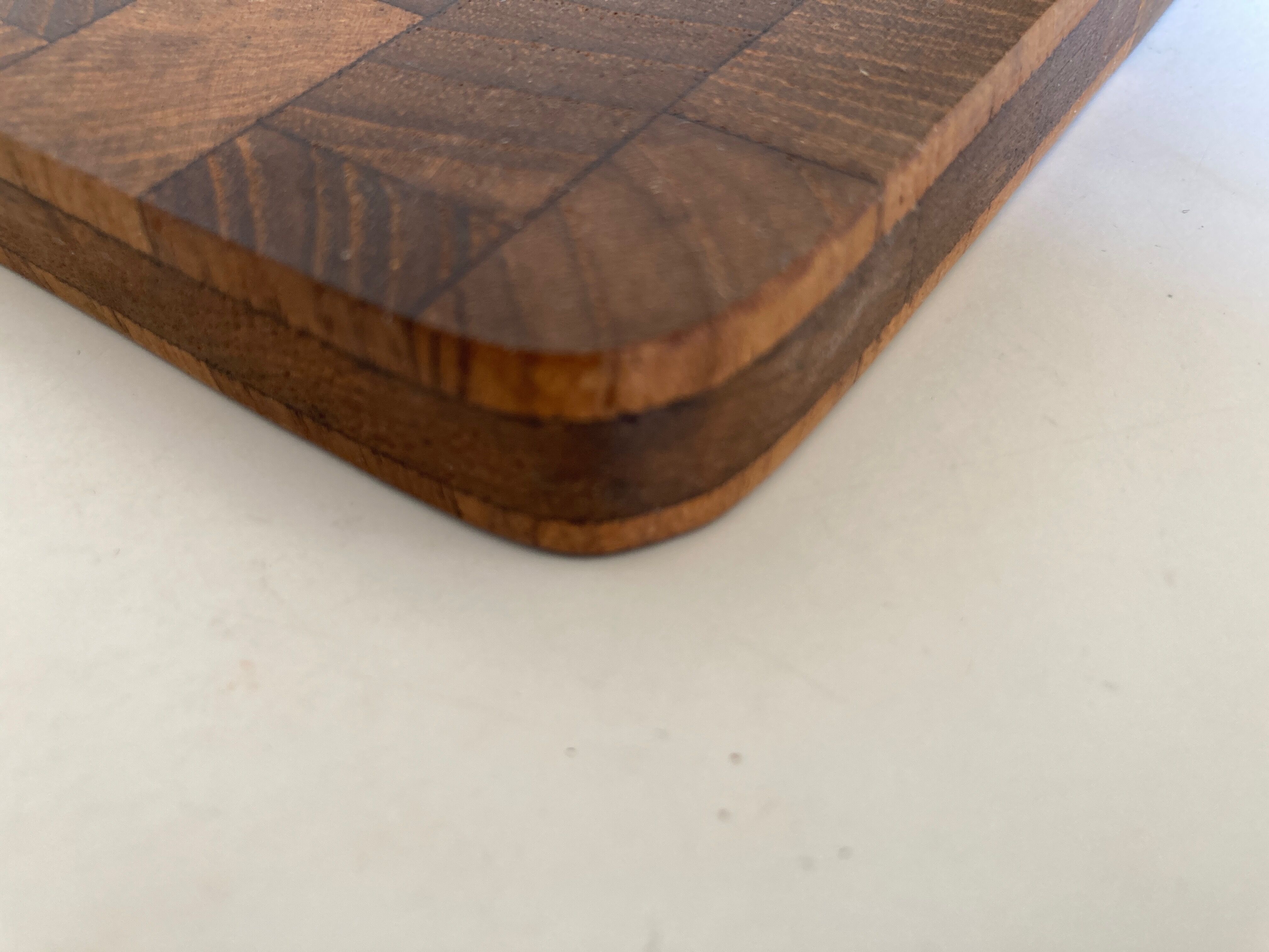 Planche à découper scandinave en bois debout