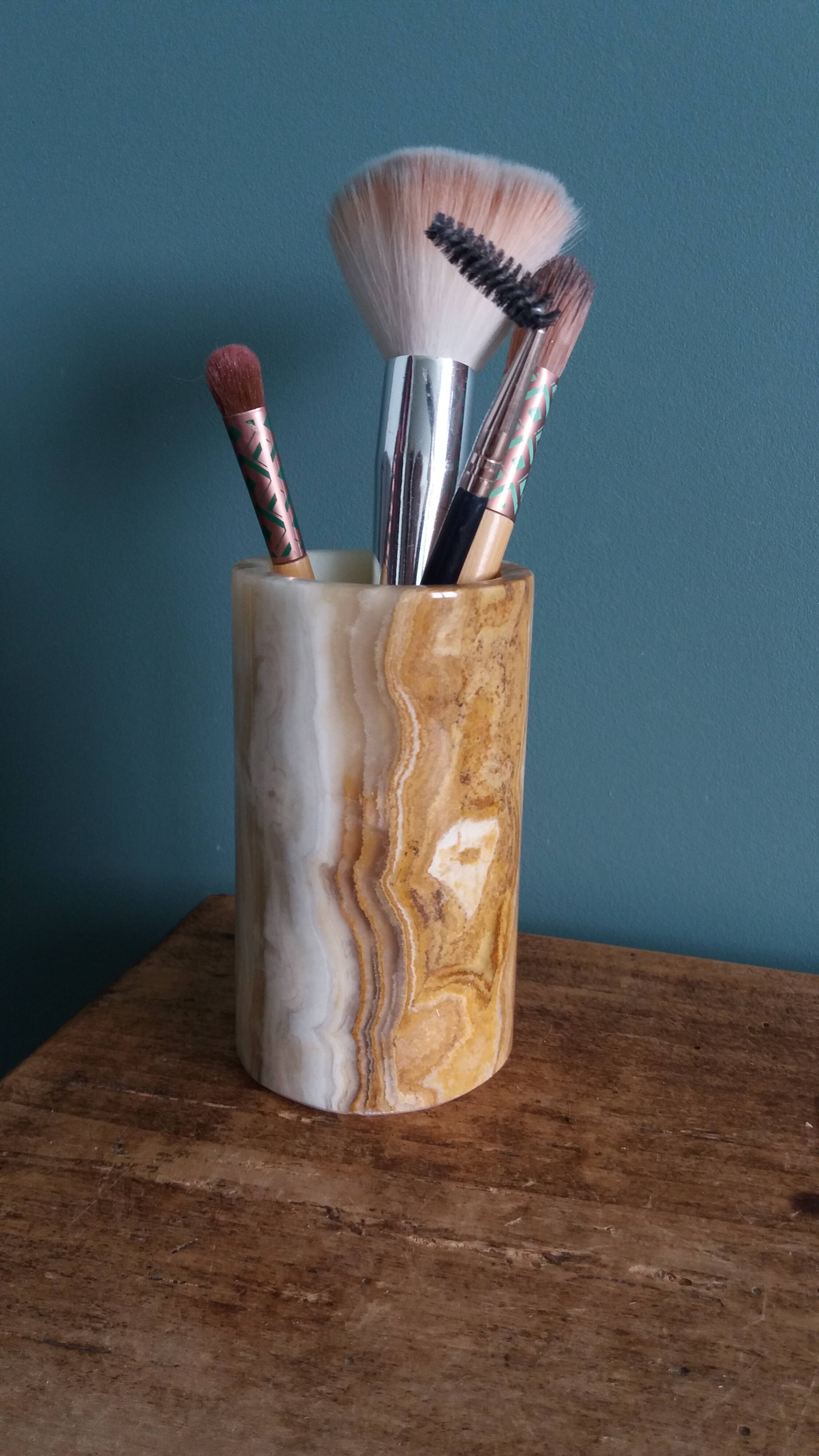 Vase pot for brushes and pencils in marble or onyx.