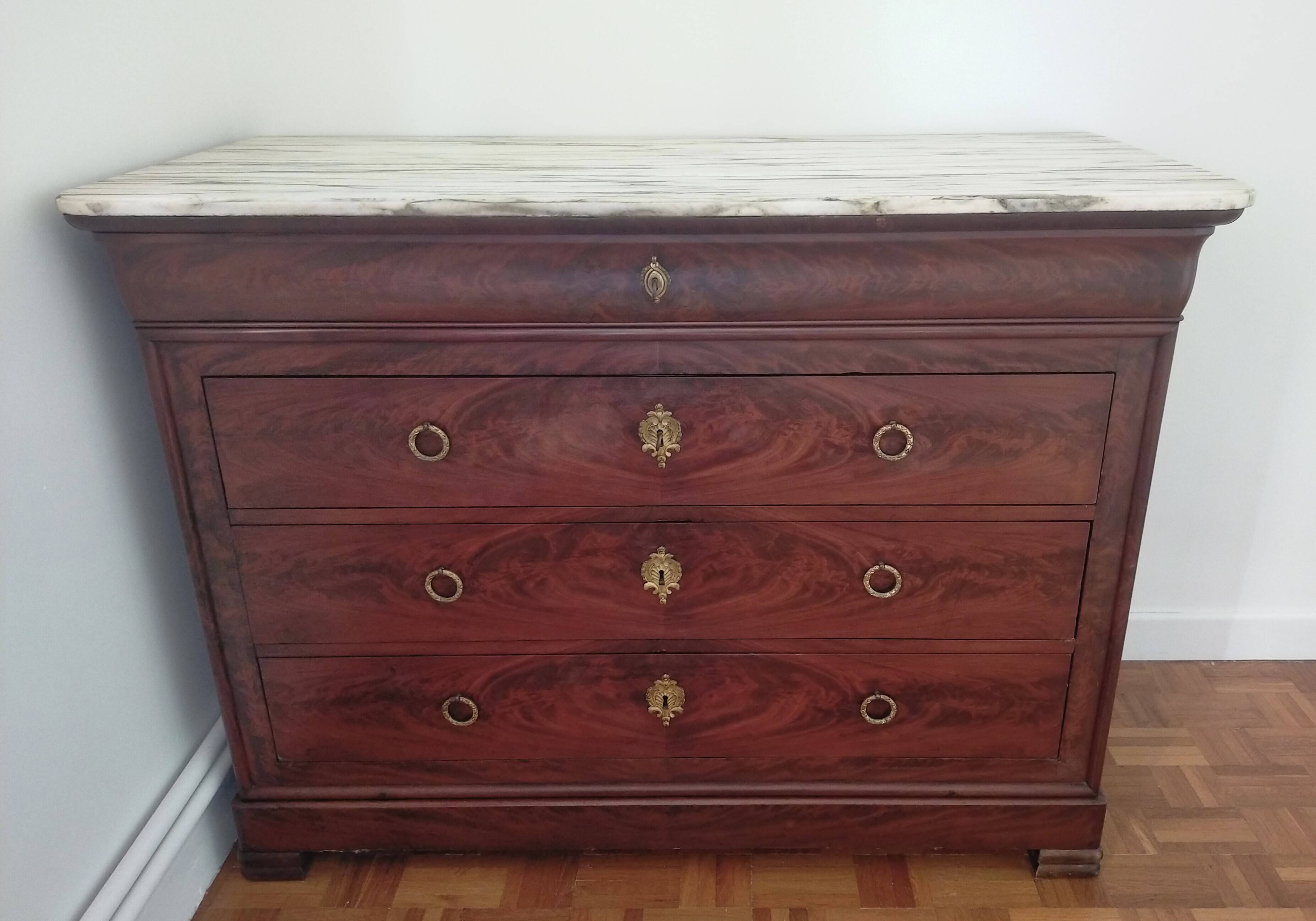 Commode Louis Philippe en acajou et plateau marbre