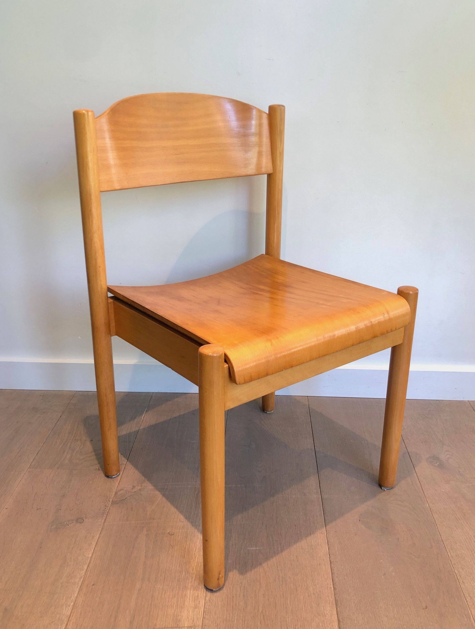 Suite de 6 chaises empilables en sapin