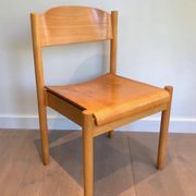 Suite de 6 chaises empilables en sapin