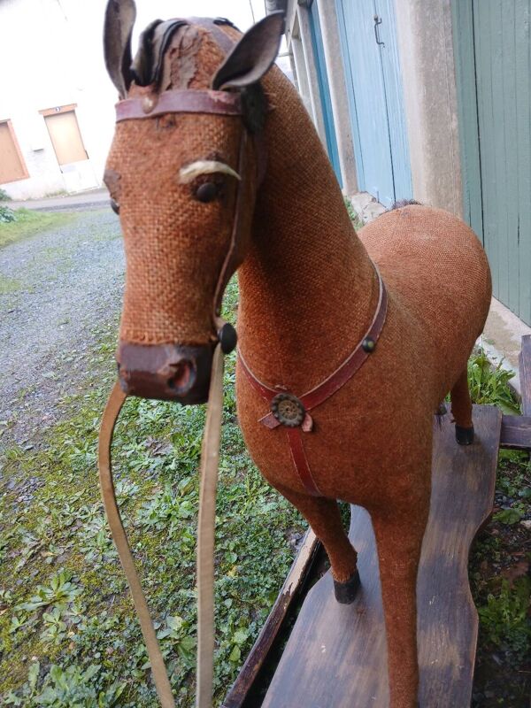 Cheval à bascule ancien
