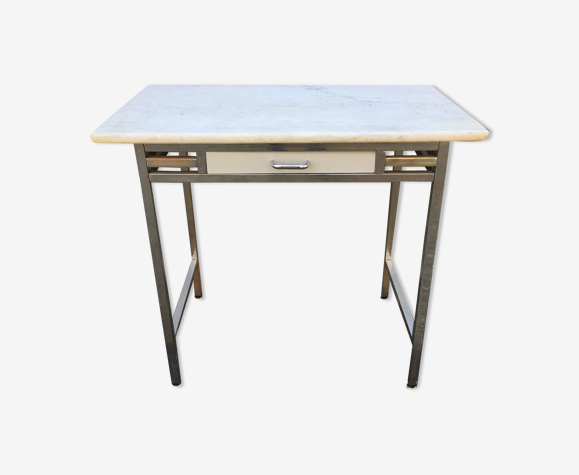 Table vintage à piétement métallique tubulaire carré chromé et plateau en marbre à 1 tiroir.
