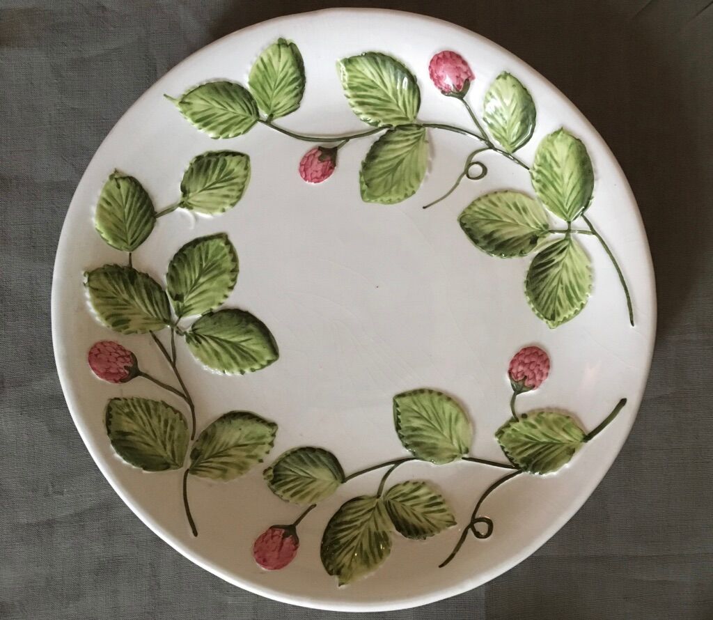 Serving dish in slip
