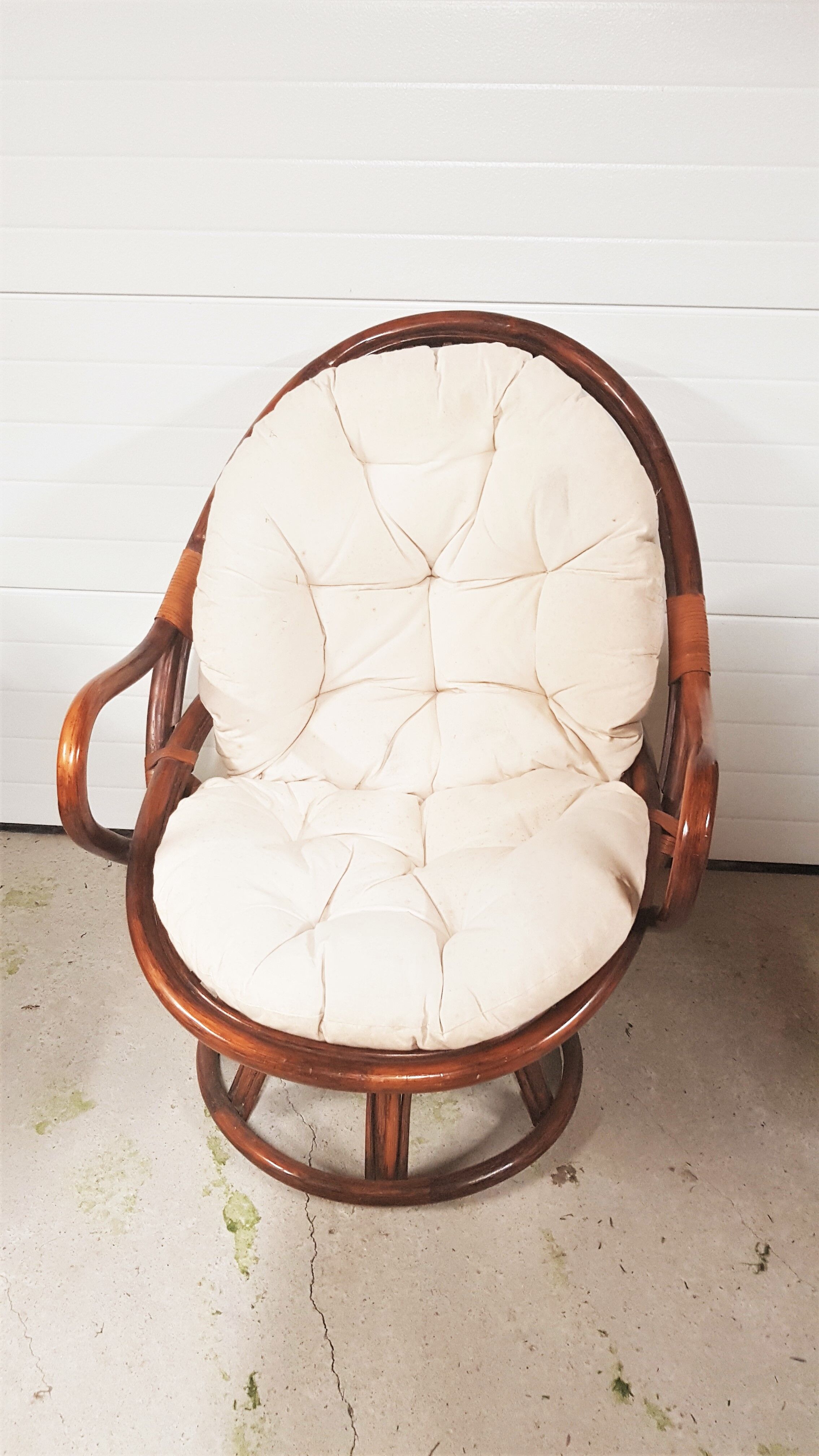 Rotating rattan chair