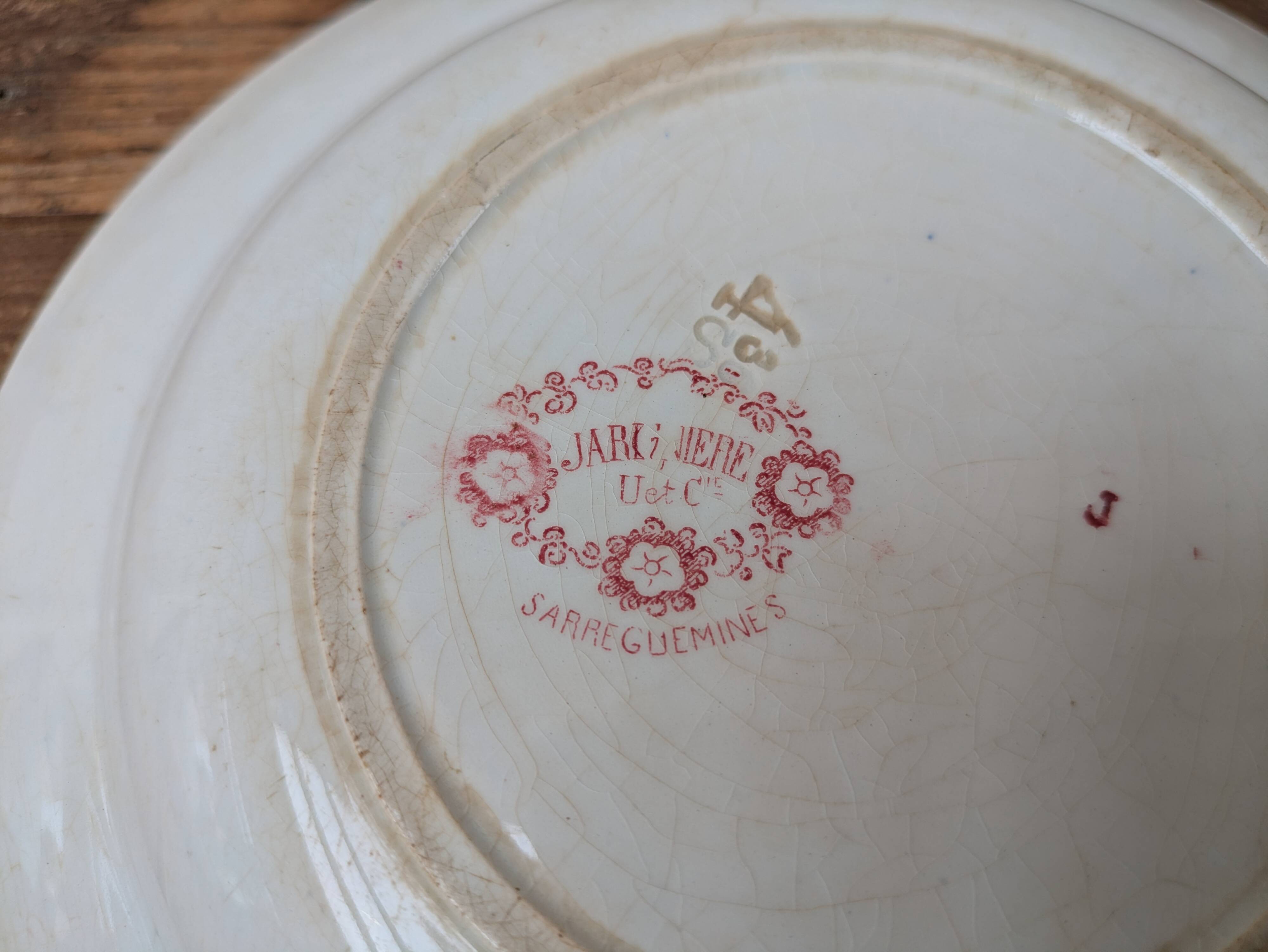 Hollow plate U et Cie Sarreguemines model Jardinière with pink flower decoration.