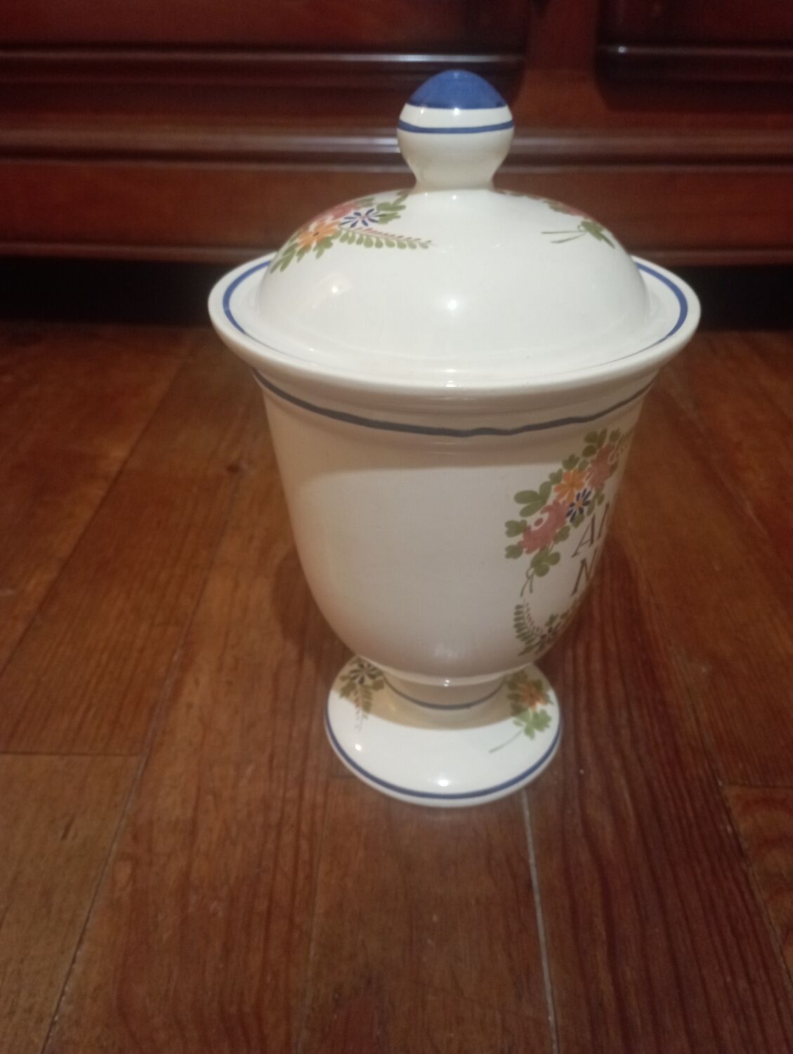 Anthemis nobilis apothecary pot st clement earthenware