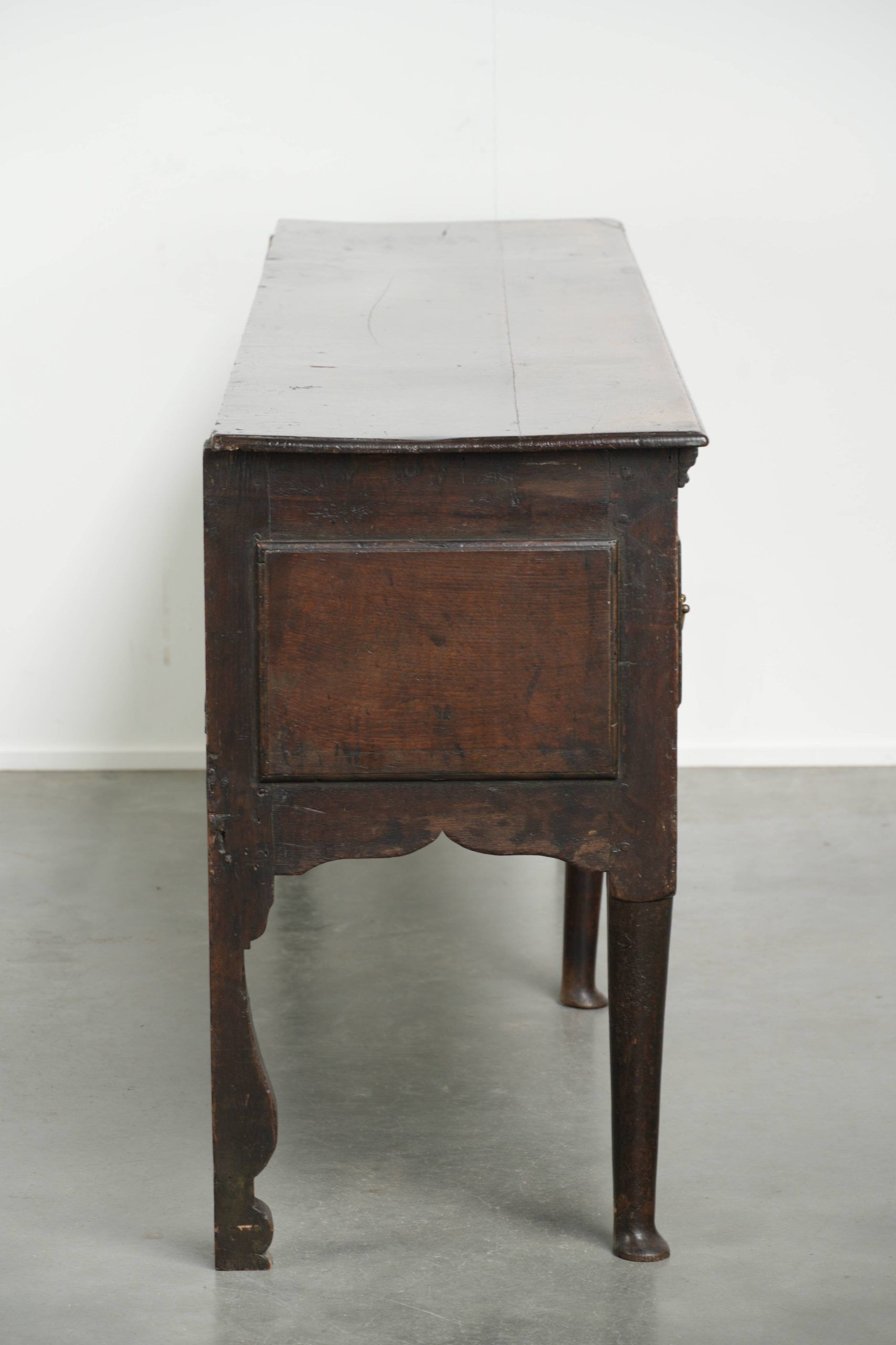 English antique oak sideboard with 3 drawers from the early 18th century