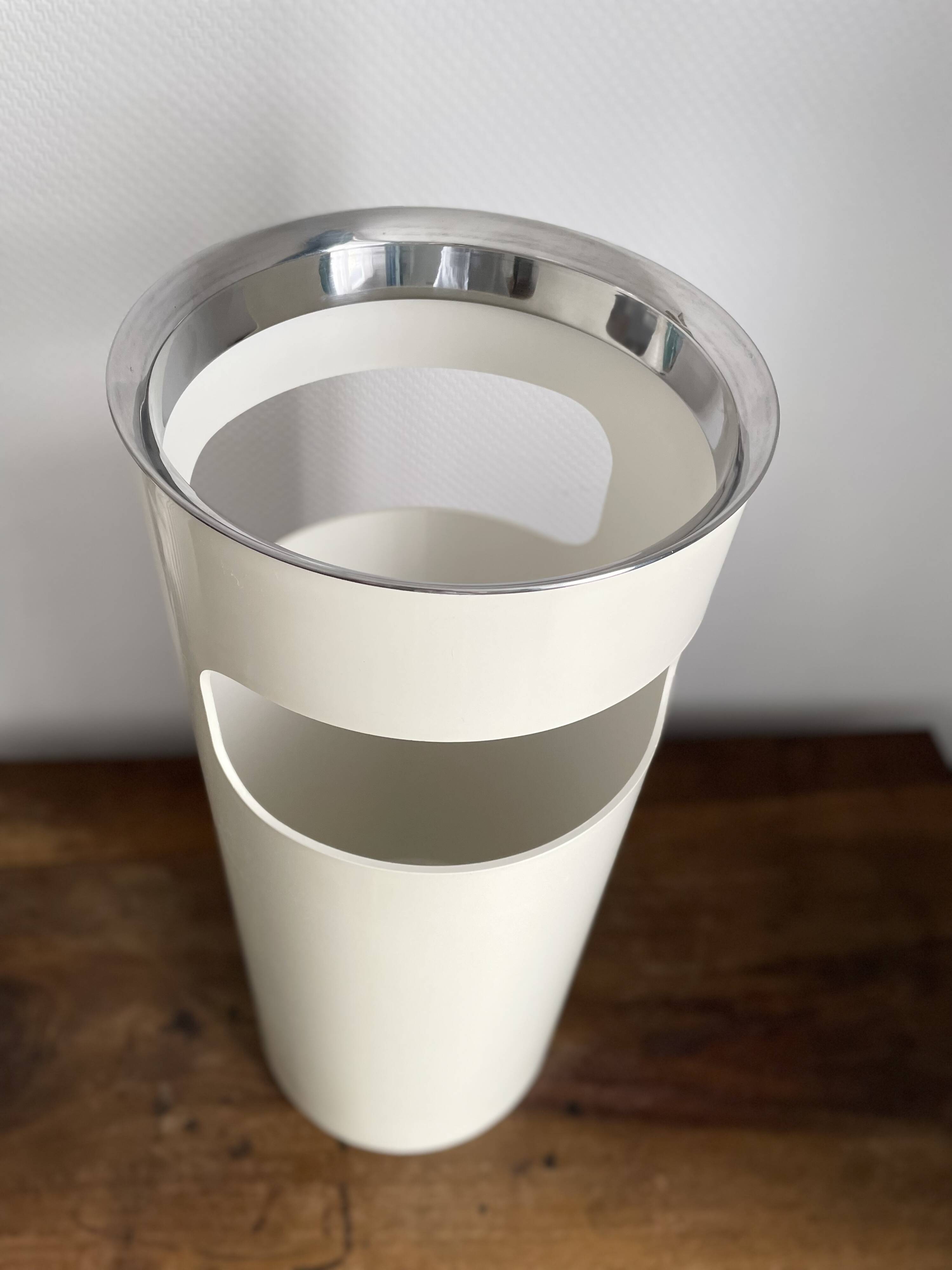 Kartell Gino Colombini white plastic umbrella stand from the 70s