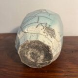 Vase en porcelaine céladon craquelée forme libre