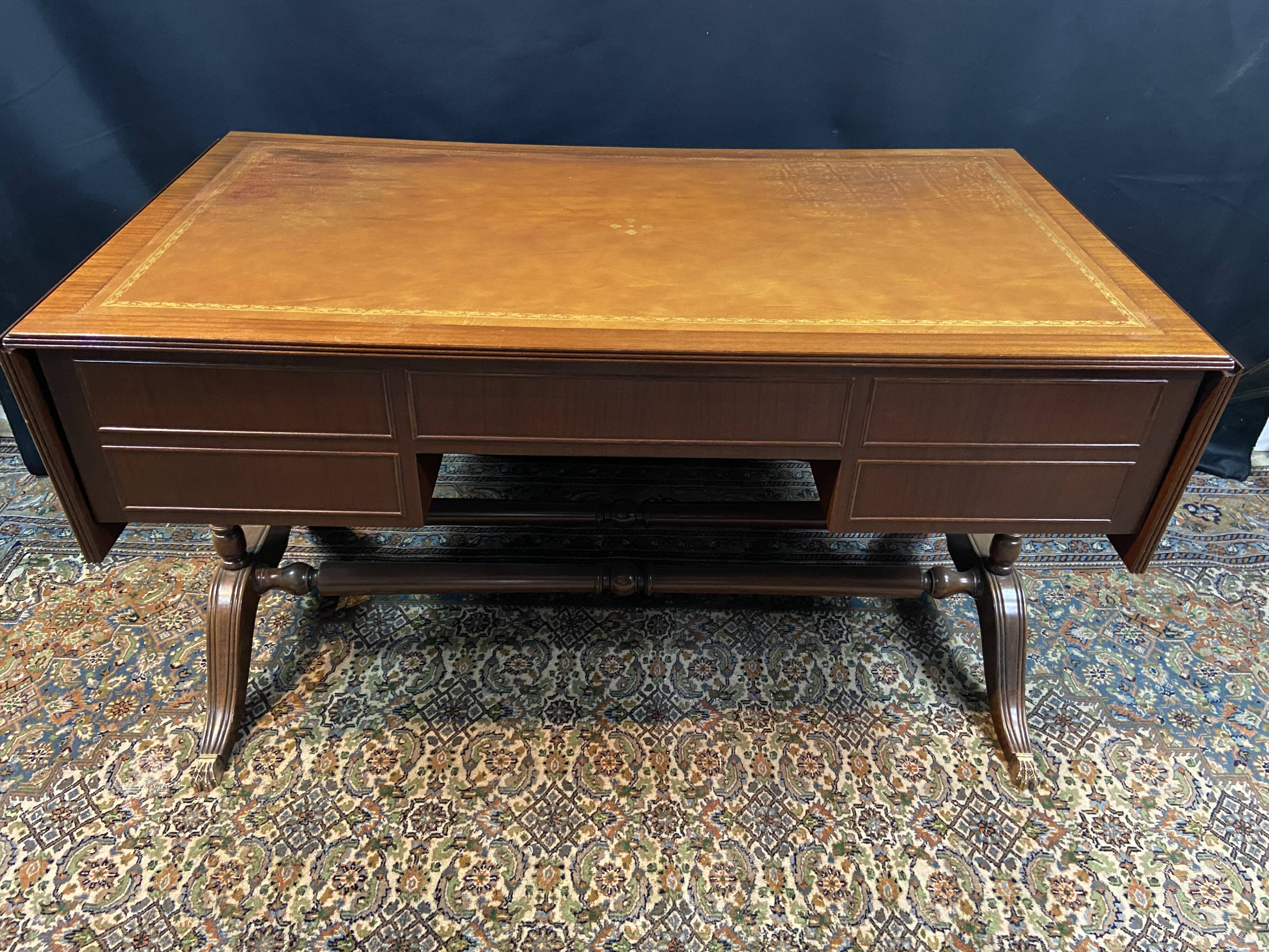 Grand bureau anglais en acajou de style Regency