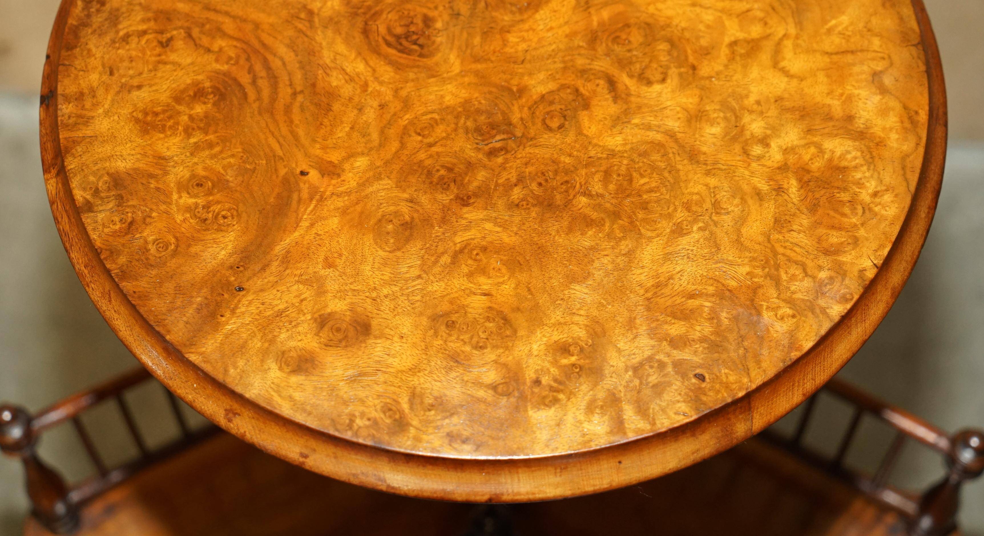 Table bibliothèque tournante en noyer moucheté victorienne restaurée antique