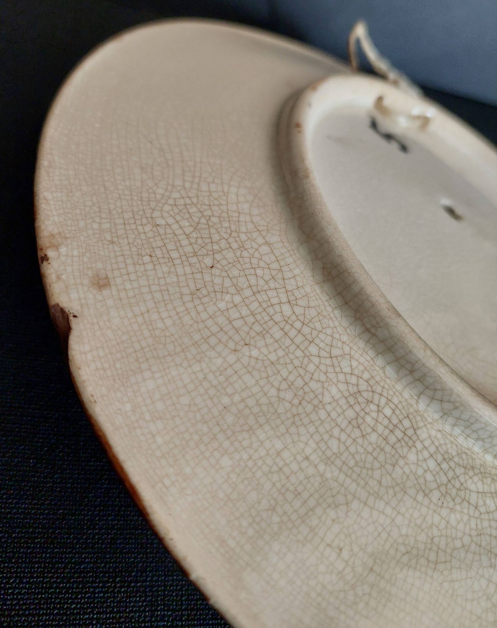 Assiette en barbotine poire en relief fin XIXème début XXème