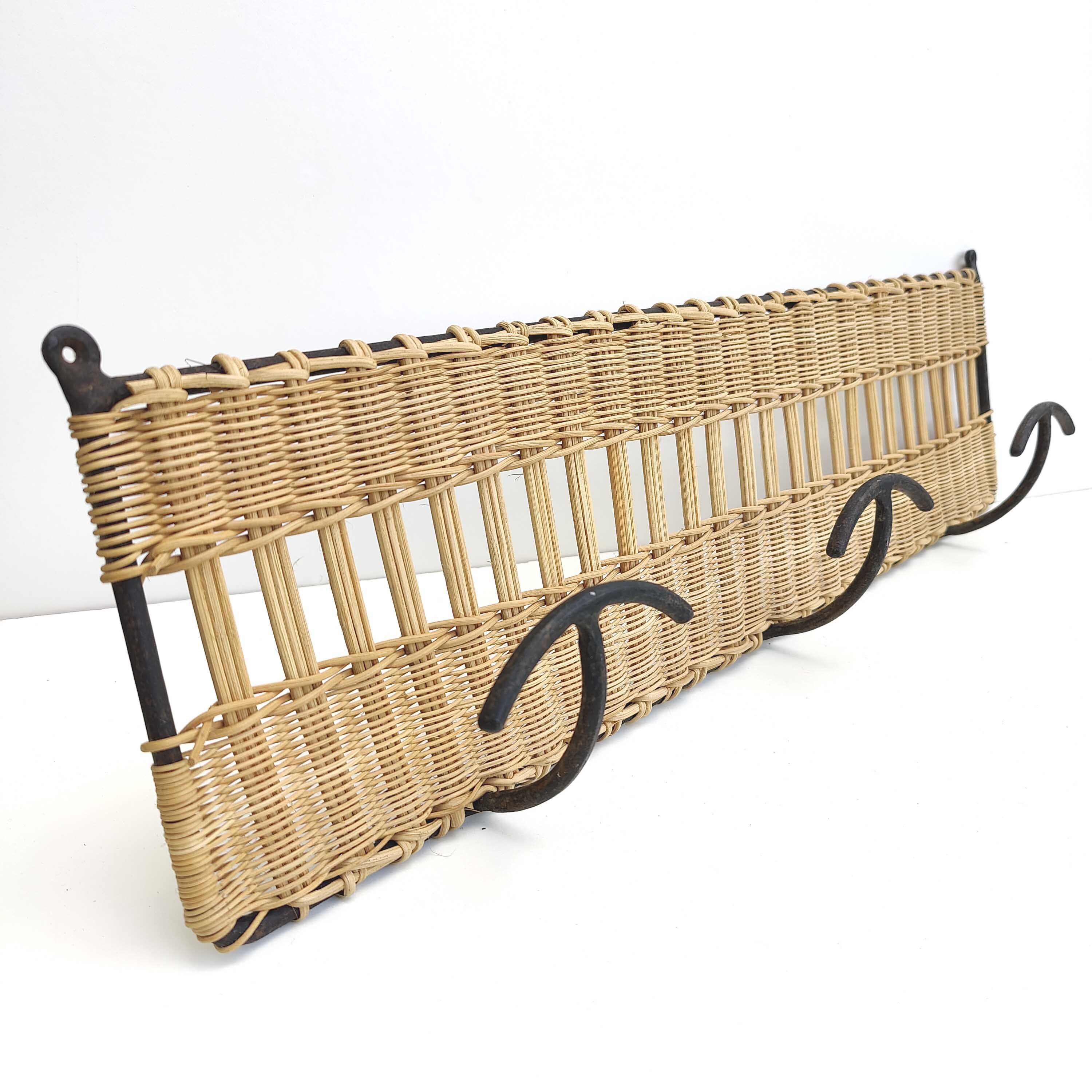 Porte manteaux mural à 3 patères en fer et osier tressé années 60