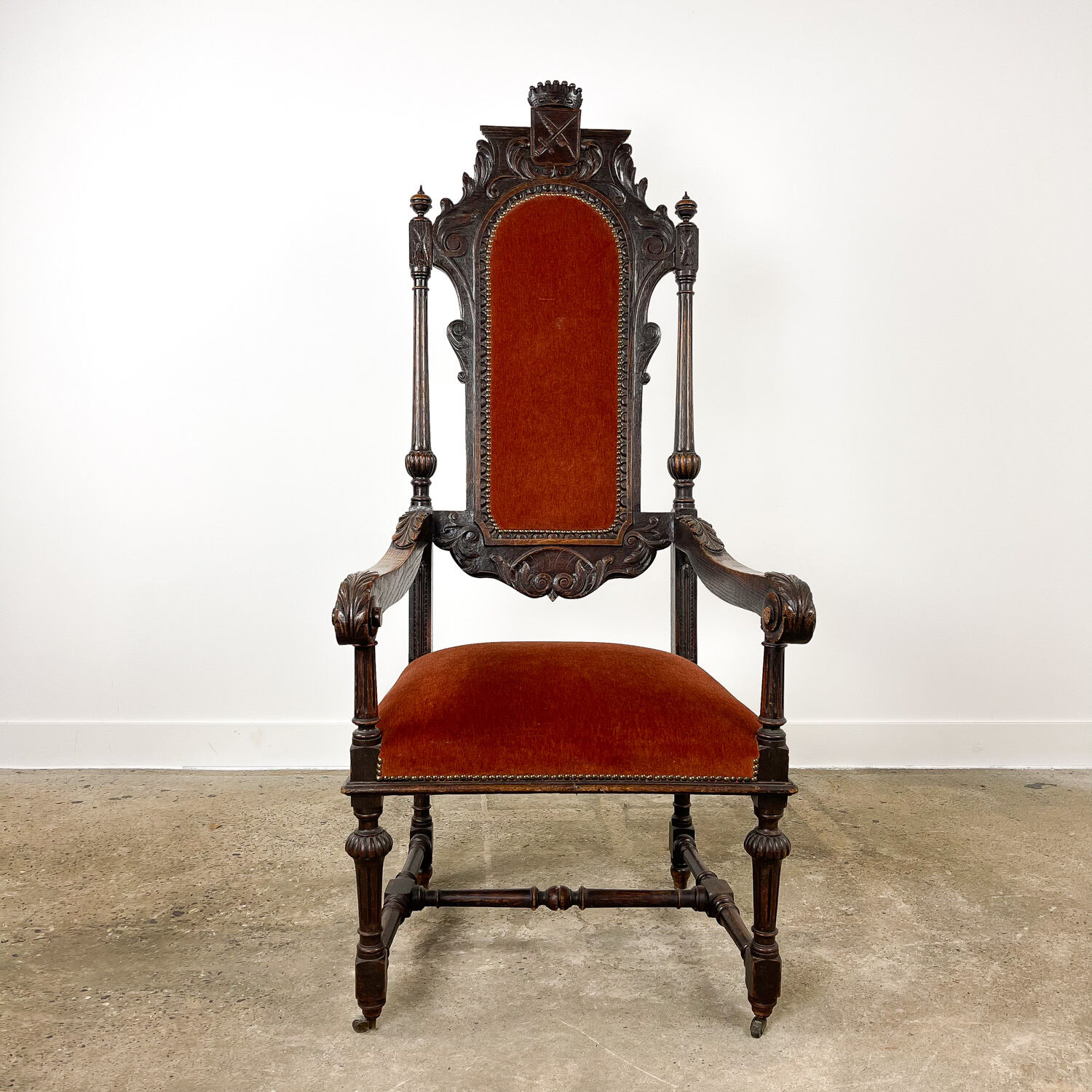 Fauteuil en chêne sculpté du XIXe siècle