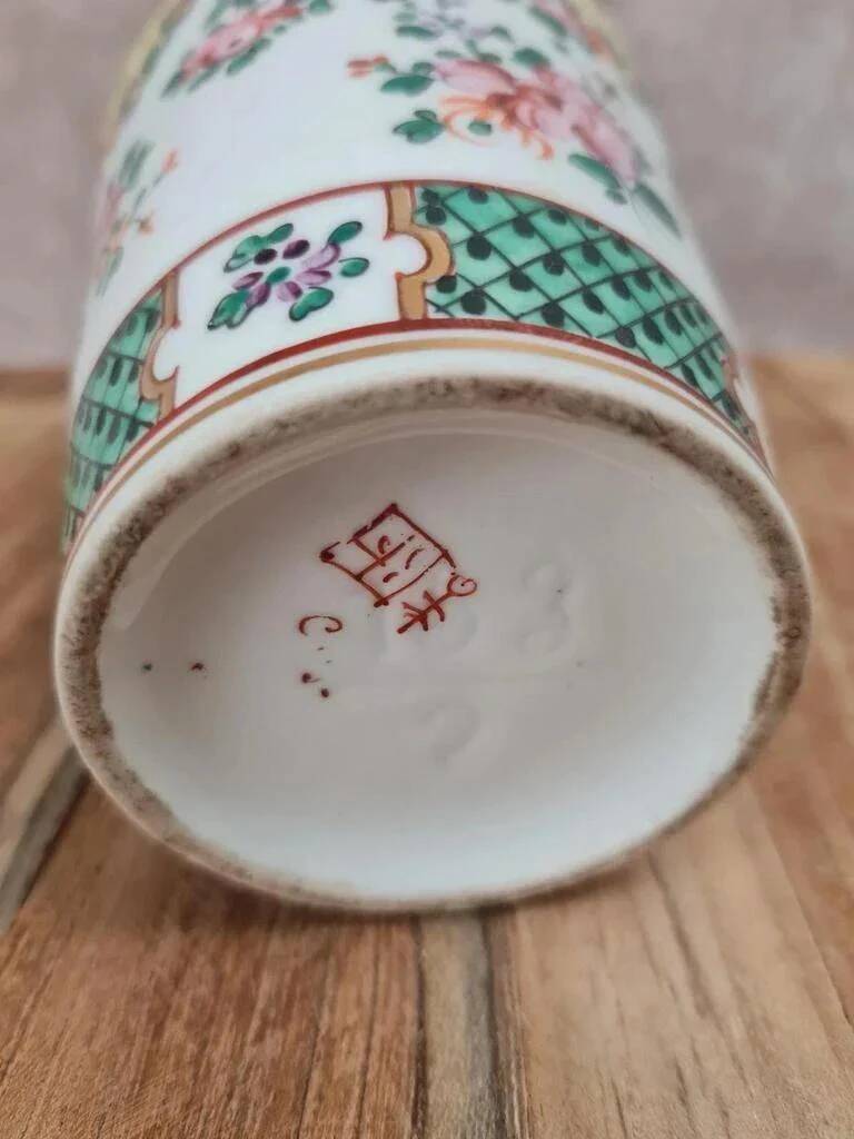 Vase en porcelaine chinoise fond jaune famille-rose doré à l’or fin