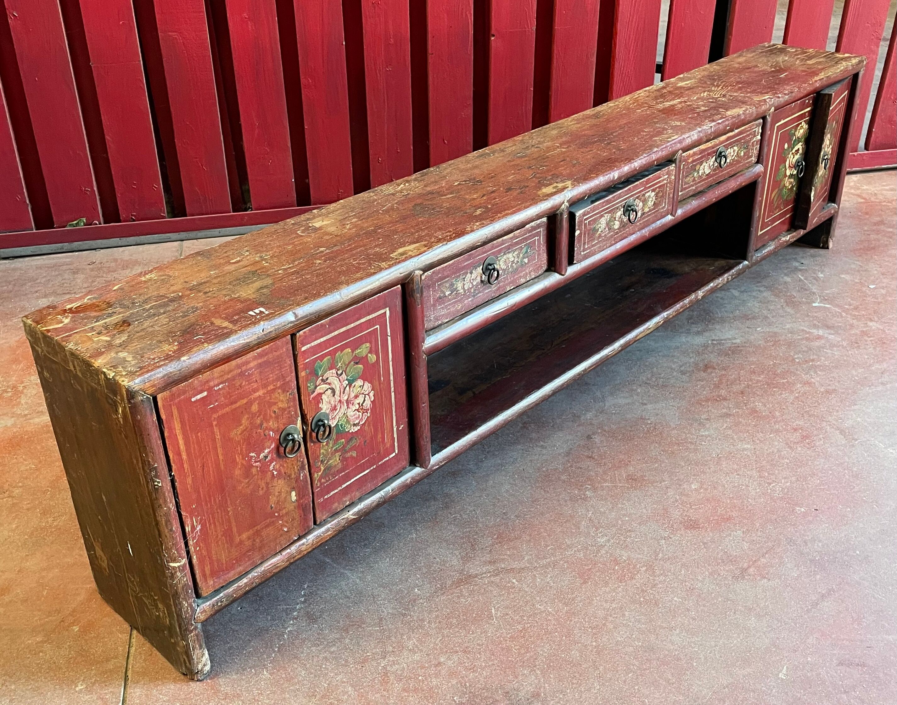 Enfilade, banc en bois laqué rouge à décor floral polychrome, Chine XIXème
