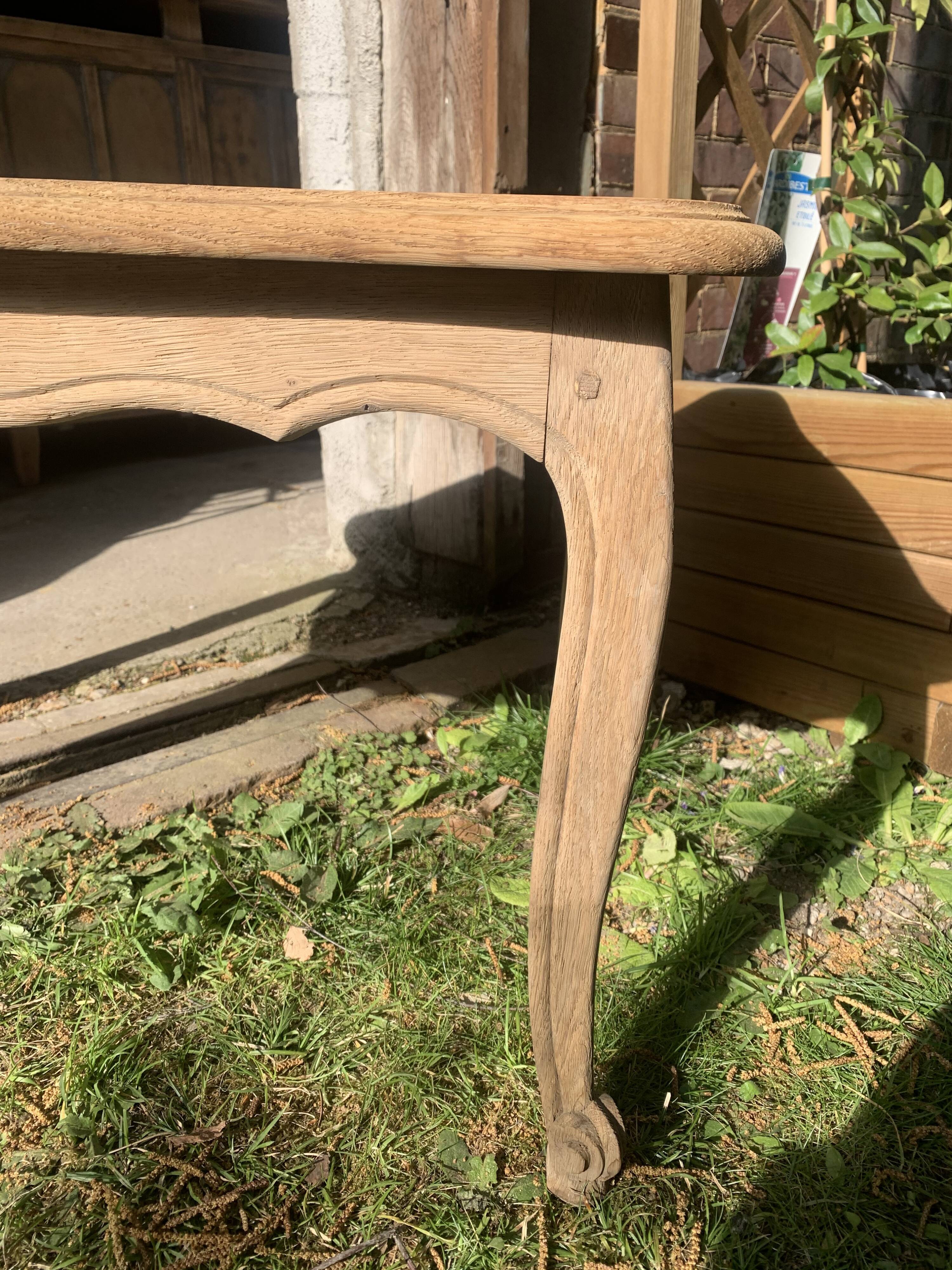 Table basse style Louis XV bois brut