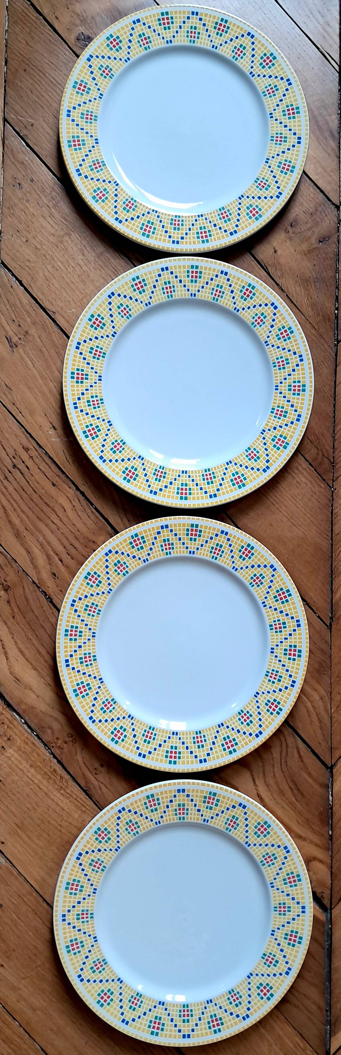 Four Pagnossin dinner plates. Italy