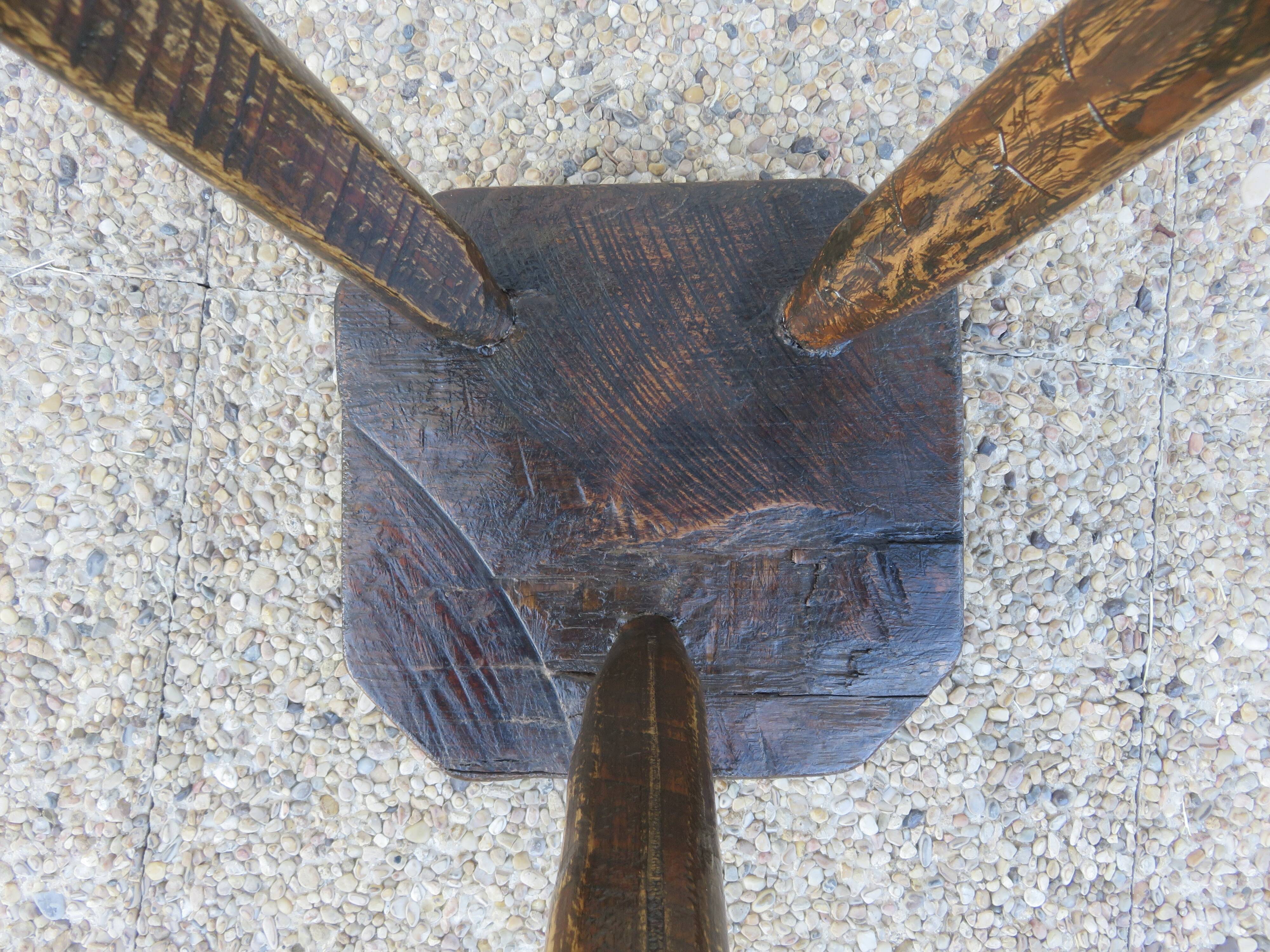 Tabouret de ferme tripode, assise hexagonale, bois massif, années 50-60