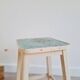Tabouret de peintre bois blanc - assise bleue