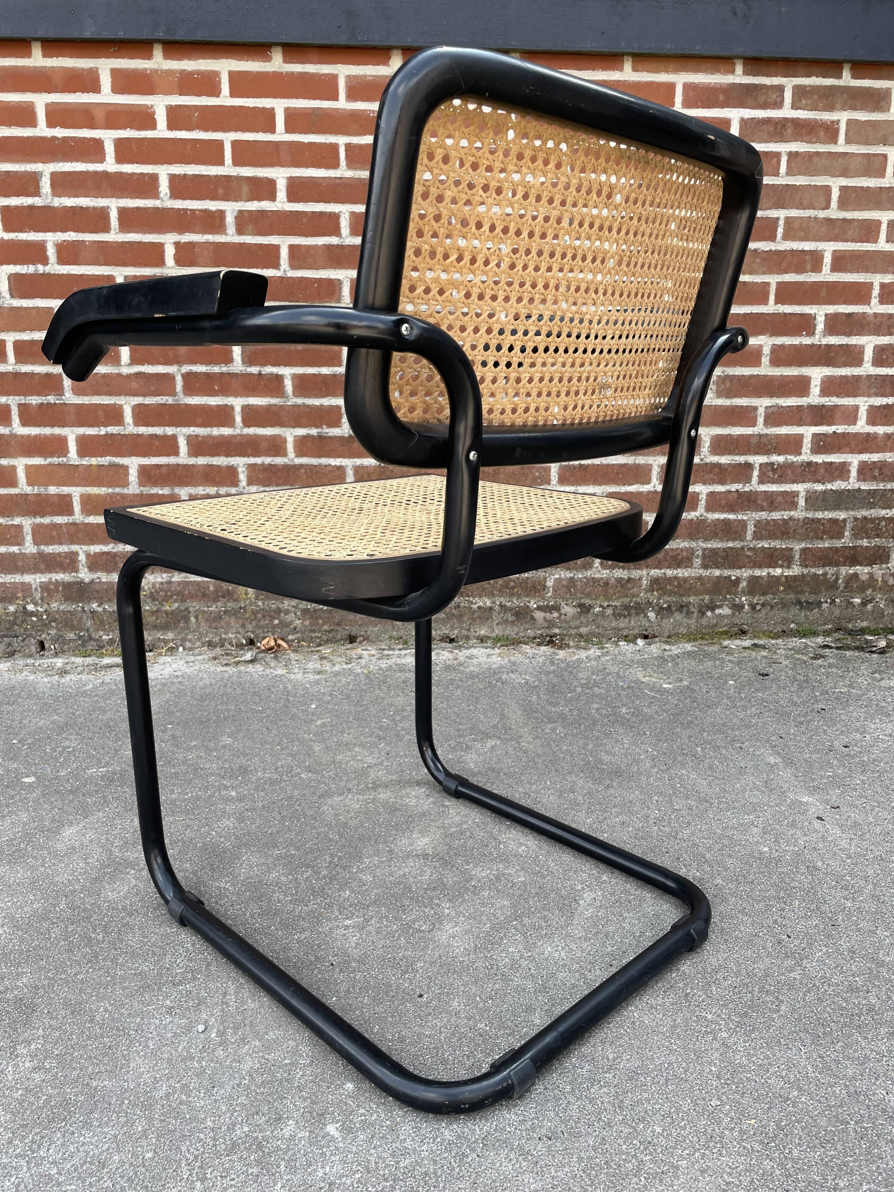 Cesca chair B64 with armrests by Marcel Breuer Design in black