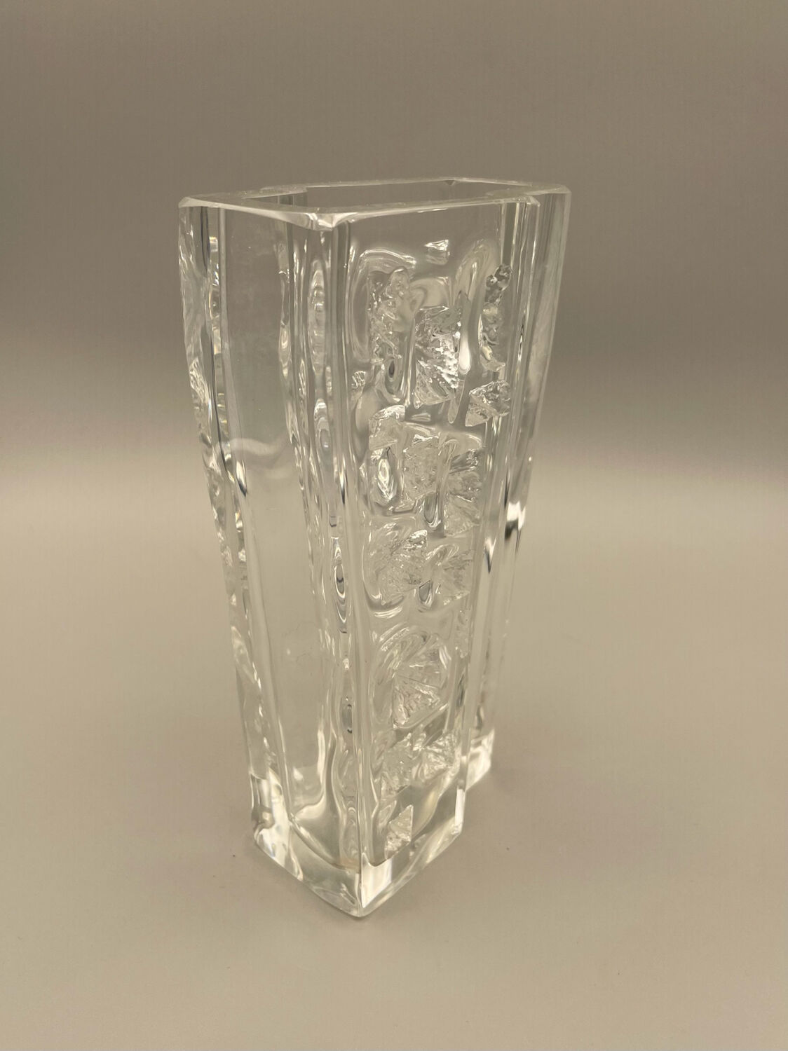 Vase en cristal épais Daum. Décor sculpté forme moderniste. 1960 - 70