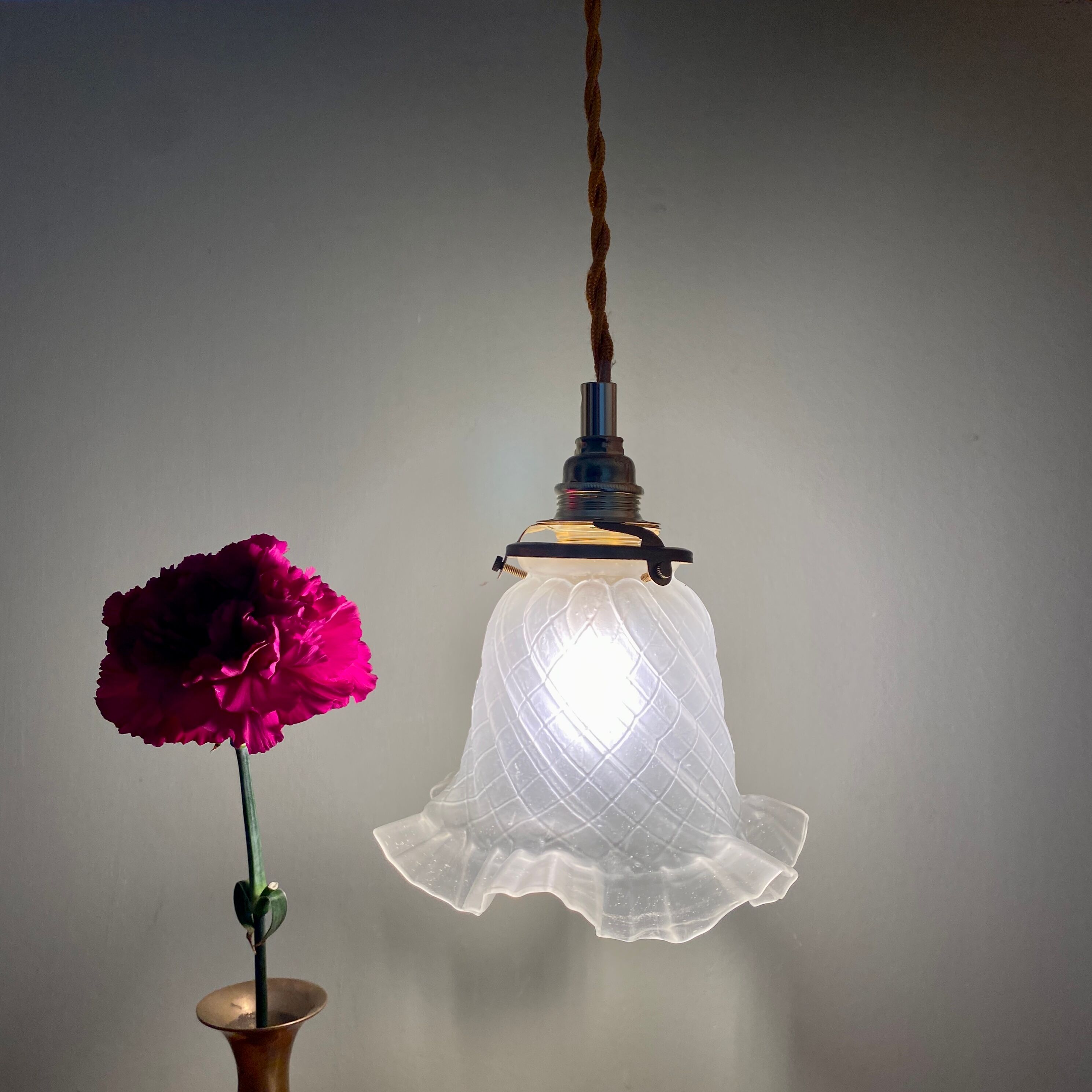 Vintage frosted glass tulip ride