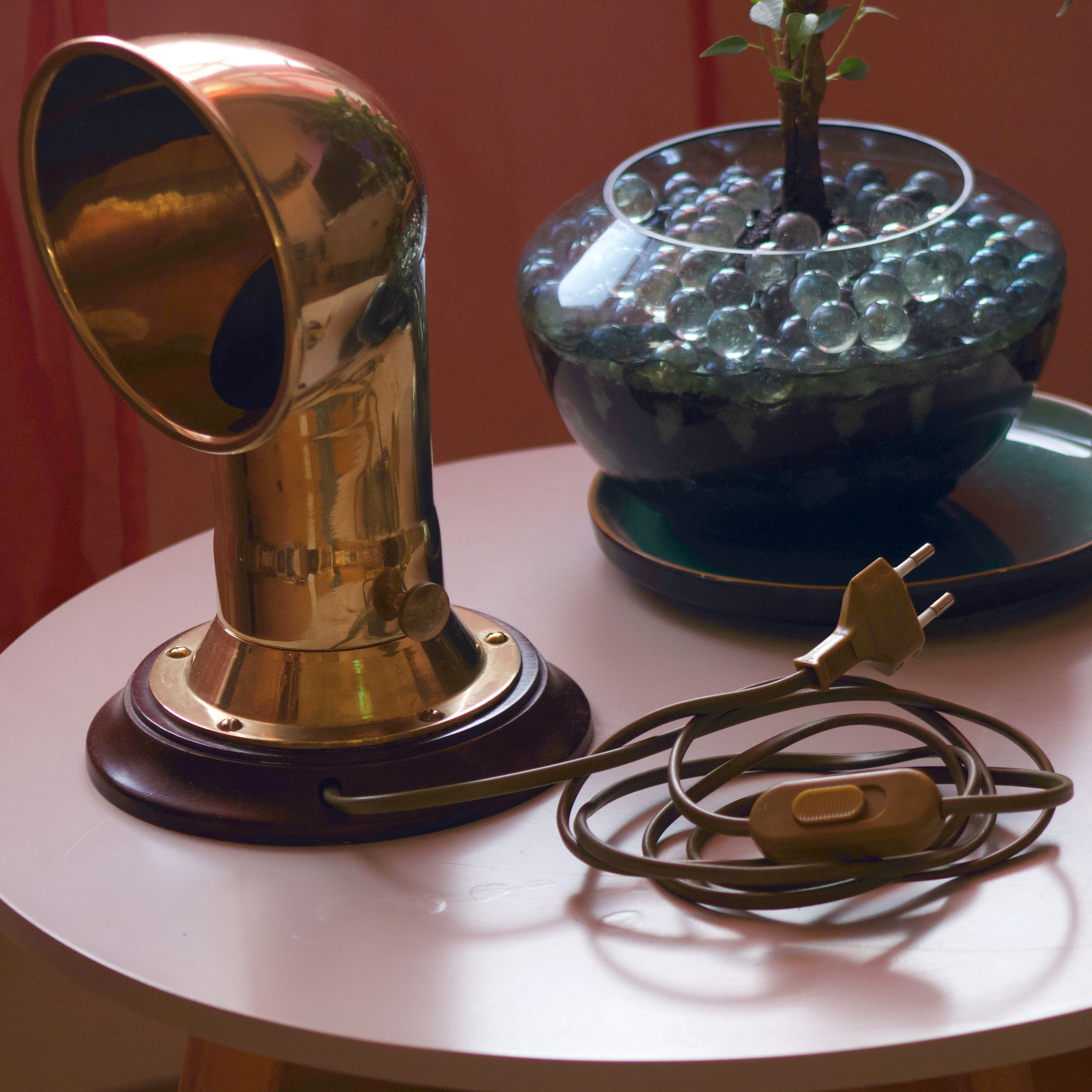 Table lamp in brass and wood