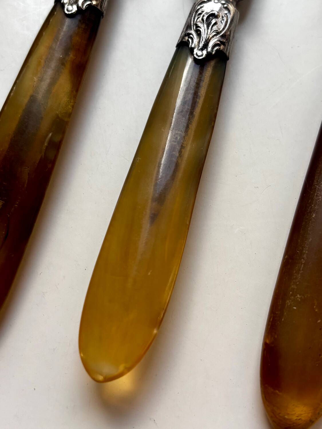 18 Wiskemann table knives in horn