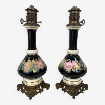 Paire de lampes à pétrole montées à l’électricité, porcelaine à décor de roses