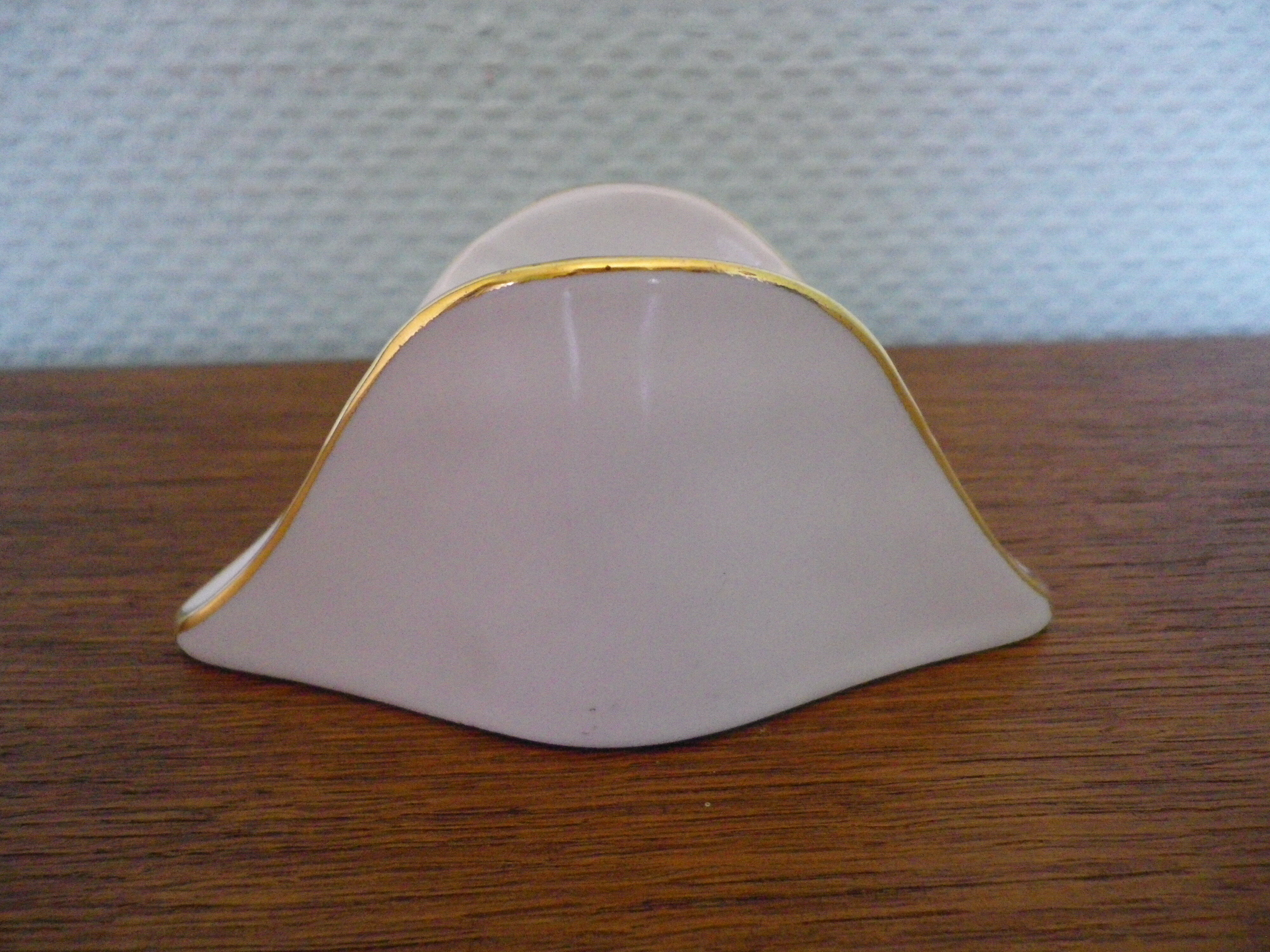 Napoleon bicorne ashtray in luxury porcelain and gilding