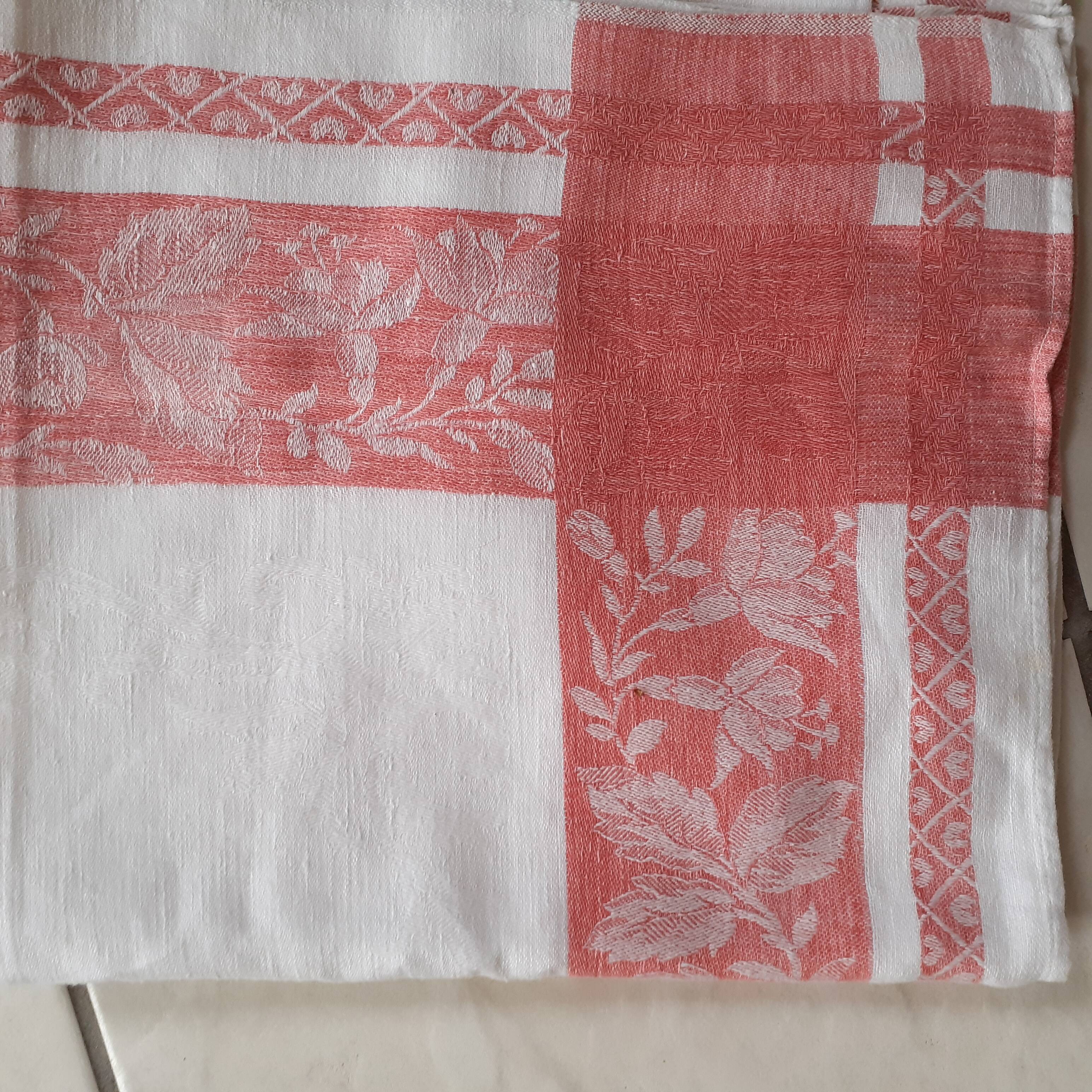 White damask tablecloth. Breve. Large red entourage.