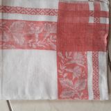 White damask tablecloth. Breve. Large red entourage.