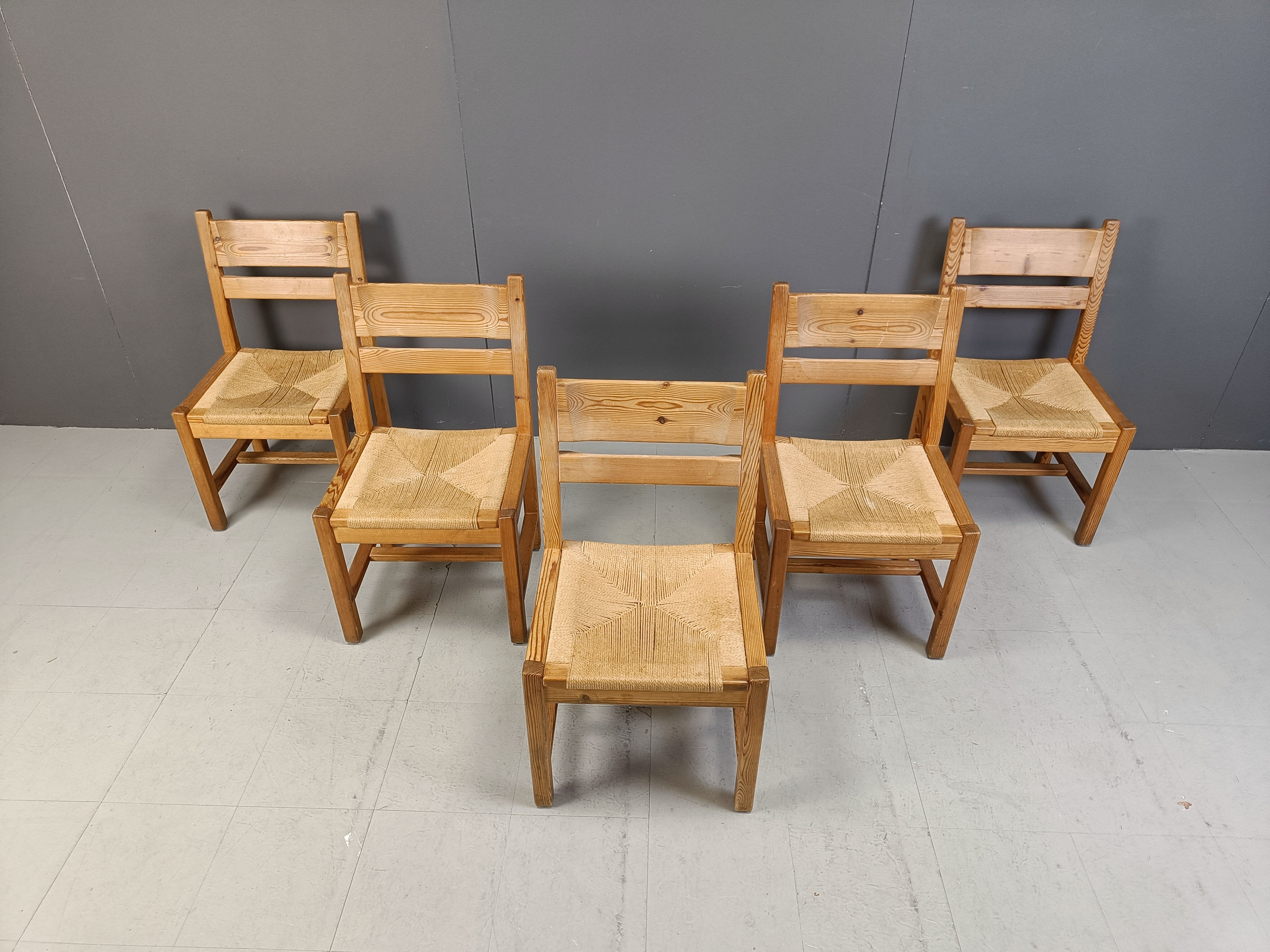 Ensemble de 5 chaises en bois de pin par GM Mobler, années 1960.