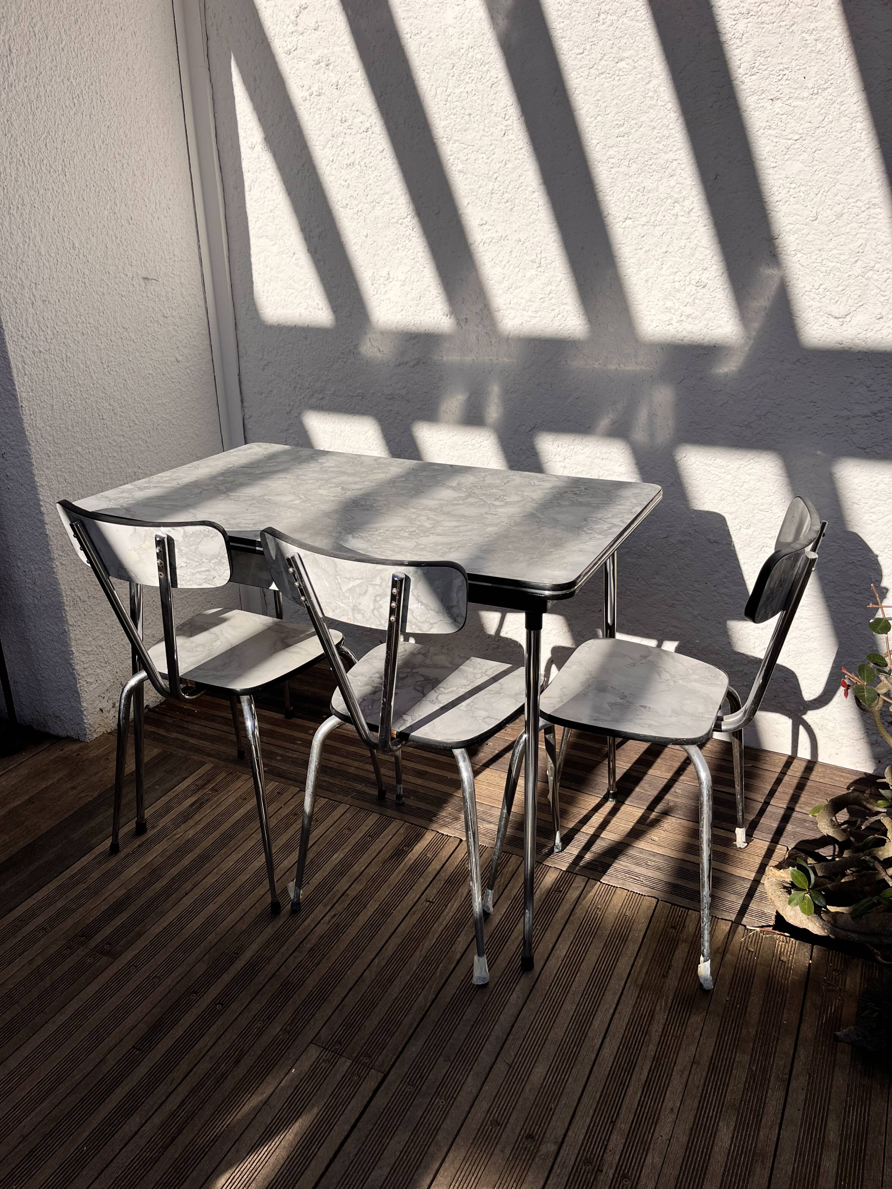 Formica table with marble motif, with drawer and its 3 chairs.