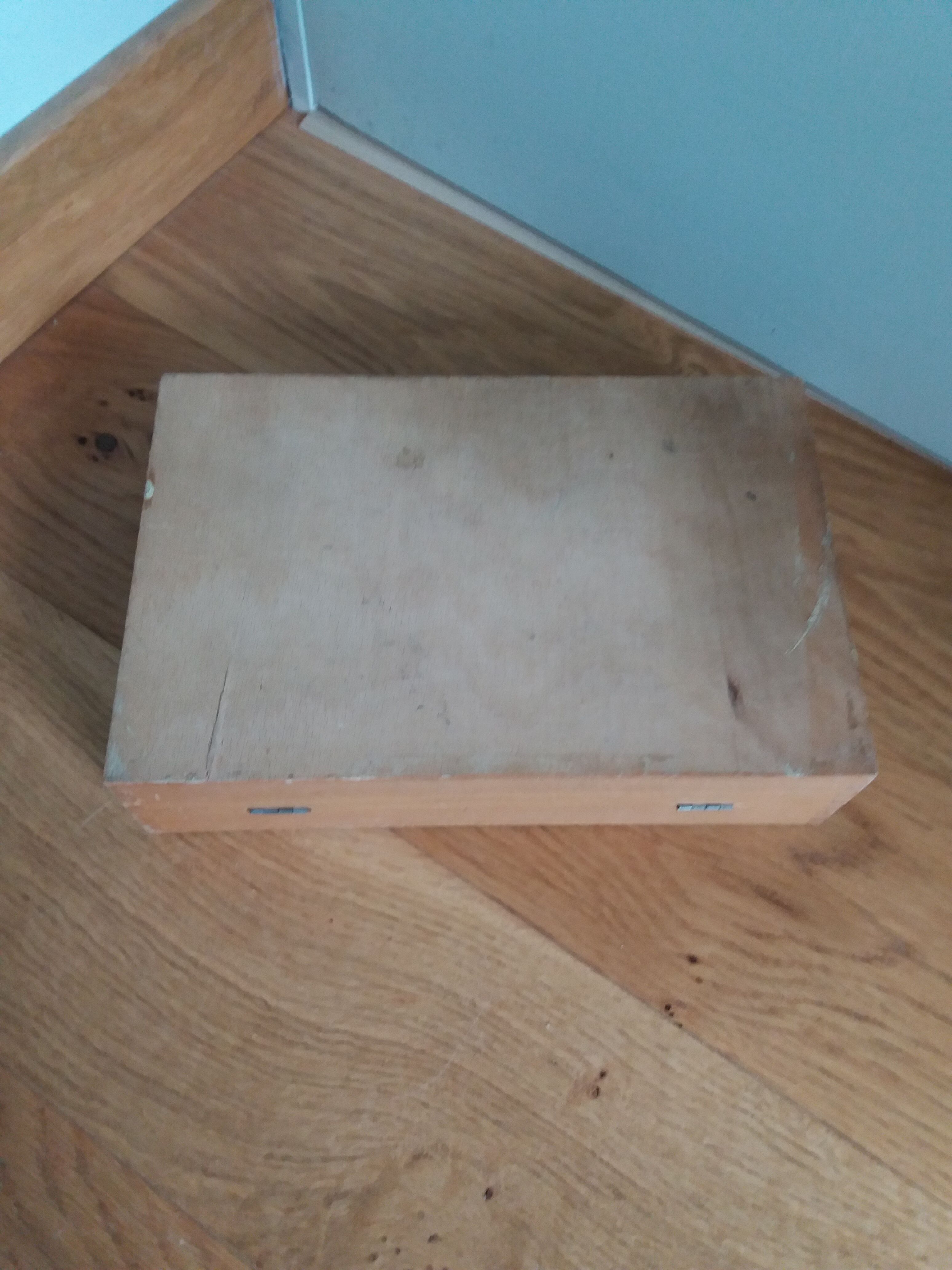 Box compartmentalized wooden