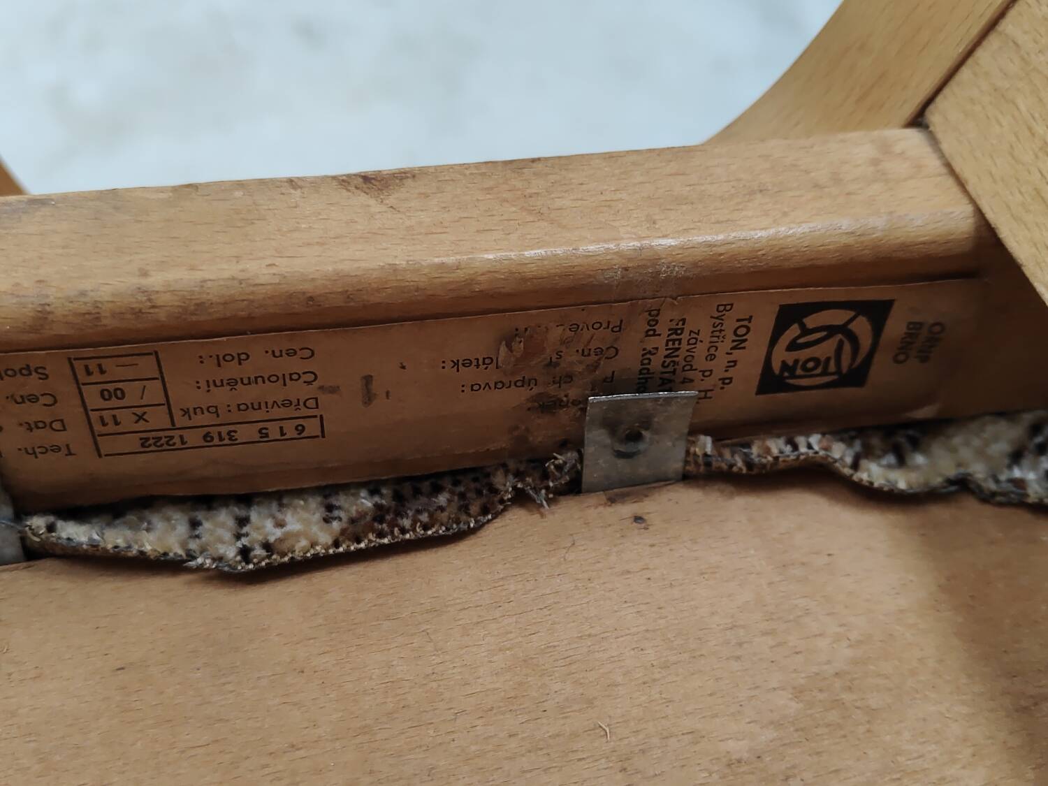 Pair of wooden and plastic chairs Ton Bystrice Thonet