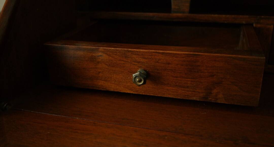 Sloped walnut secretary from the 20th century.