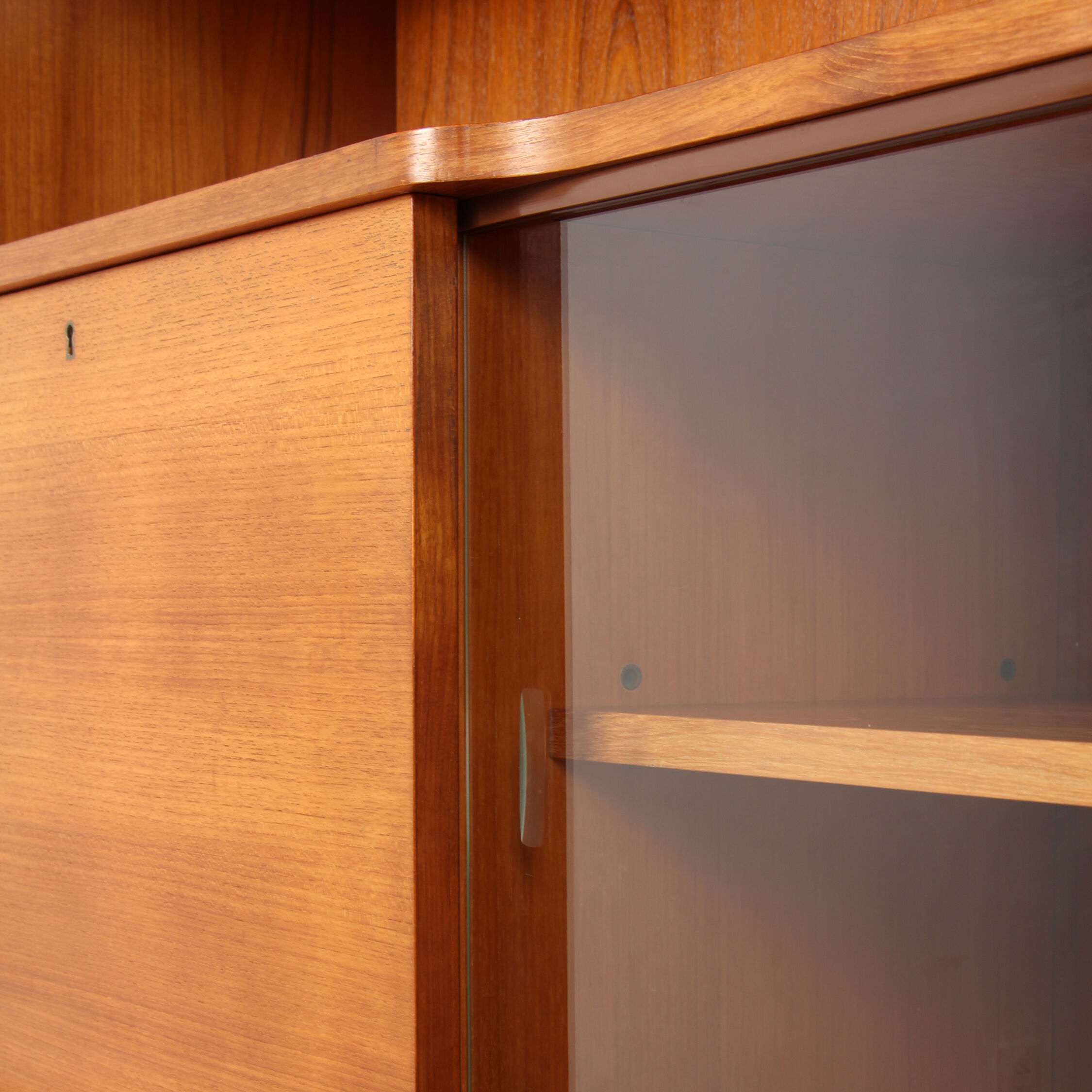 Scandinavian high row in teak