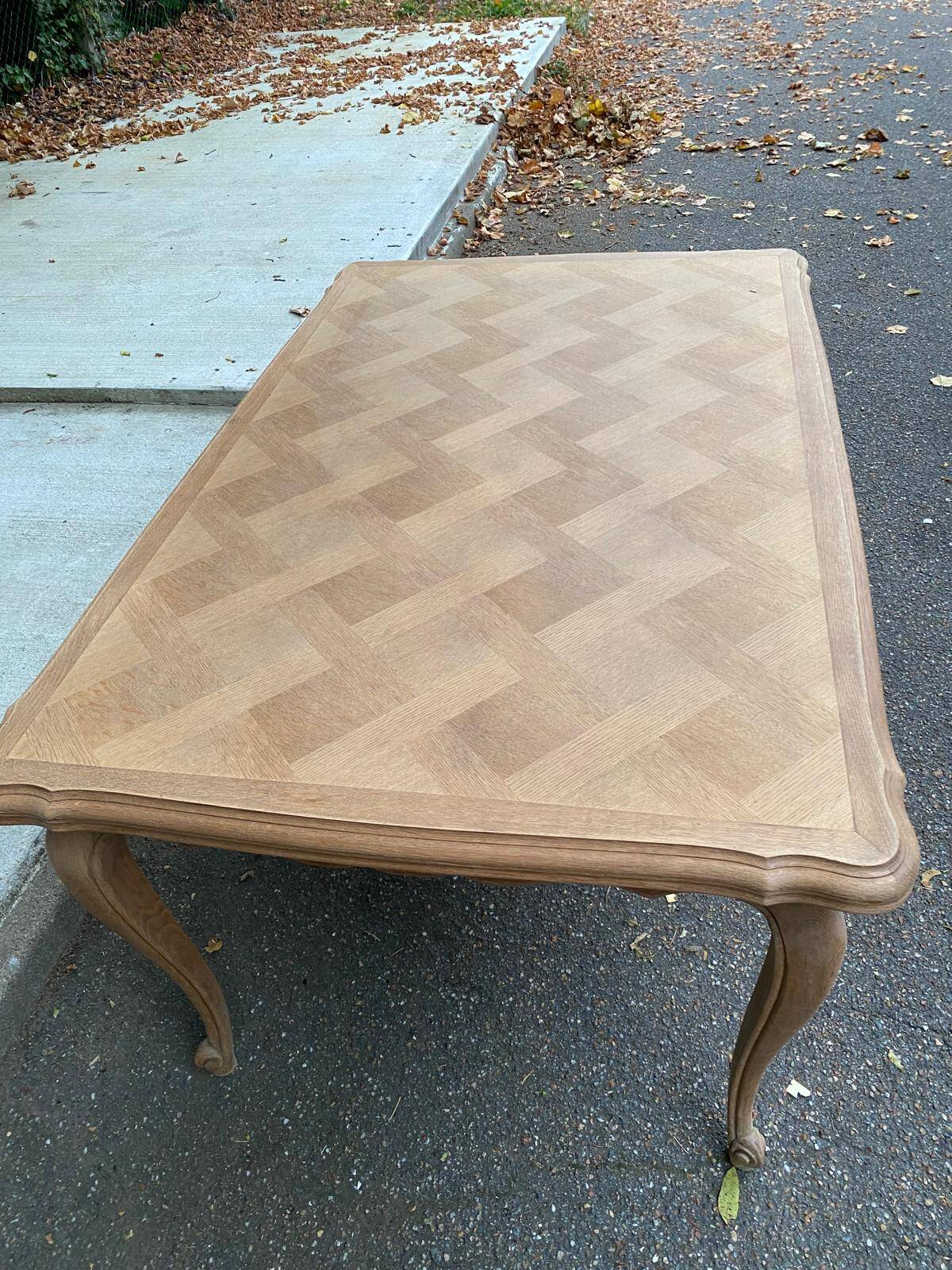 Louis XV extendable dining table, 20th century, renovated in solid oak, 245cm