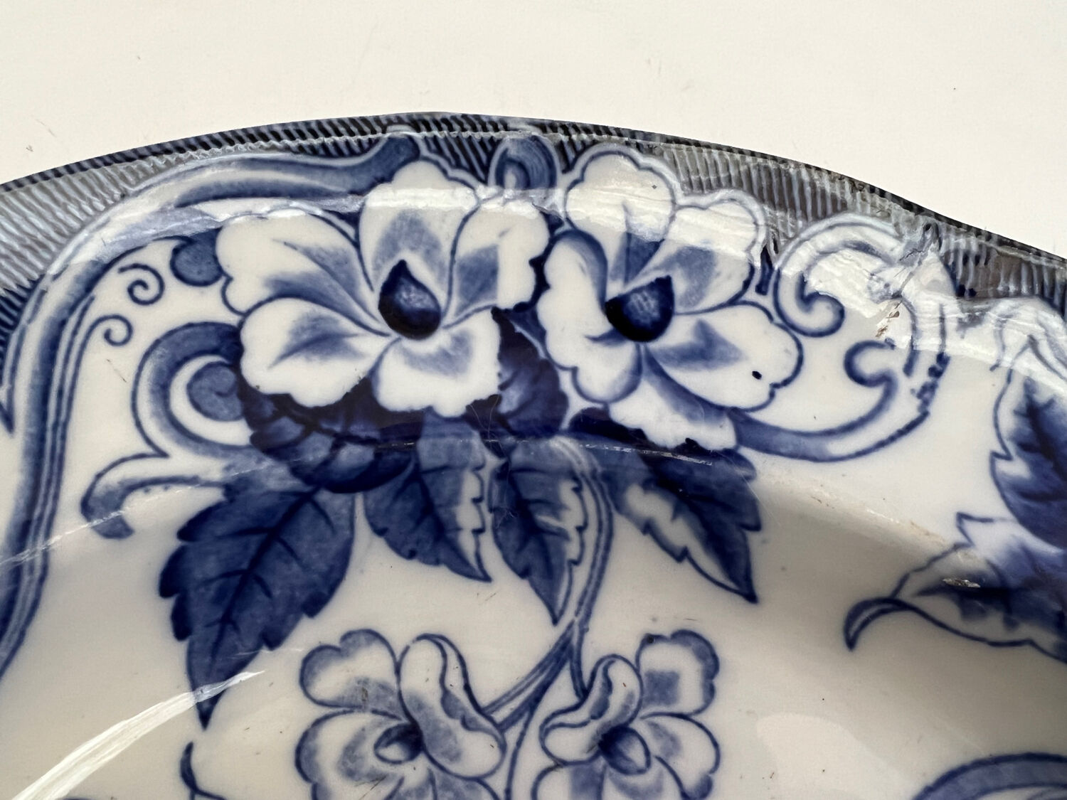 Round dish Creil Montereau white and blue bindweed