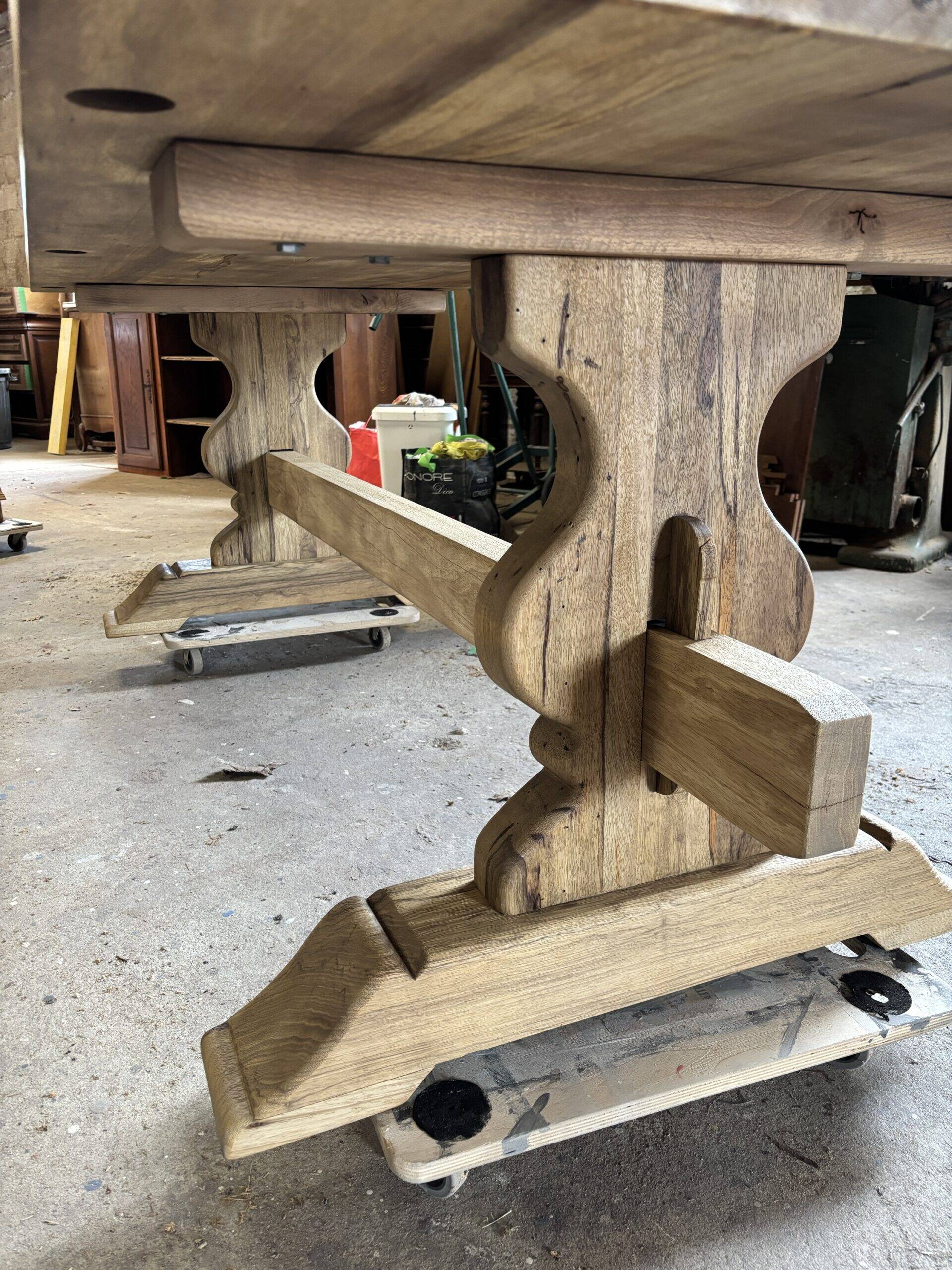 Table monastère noyer – pièce unique