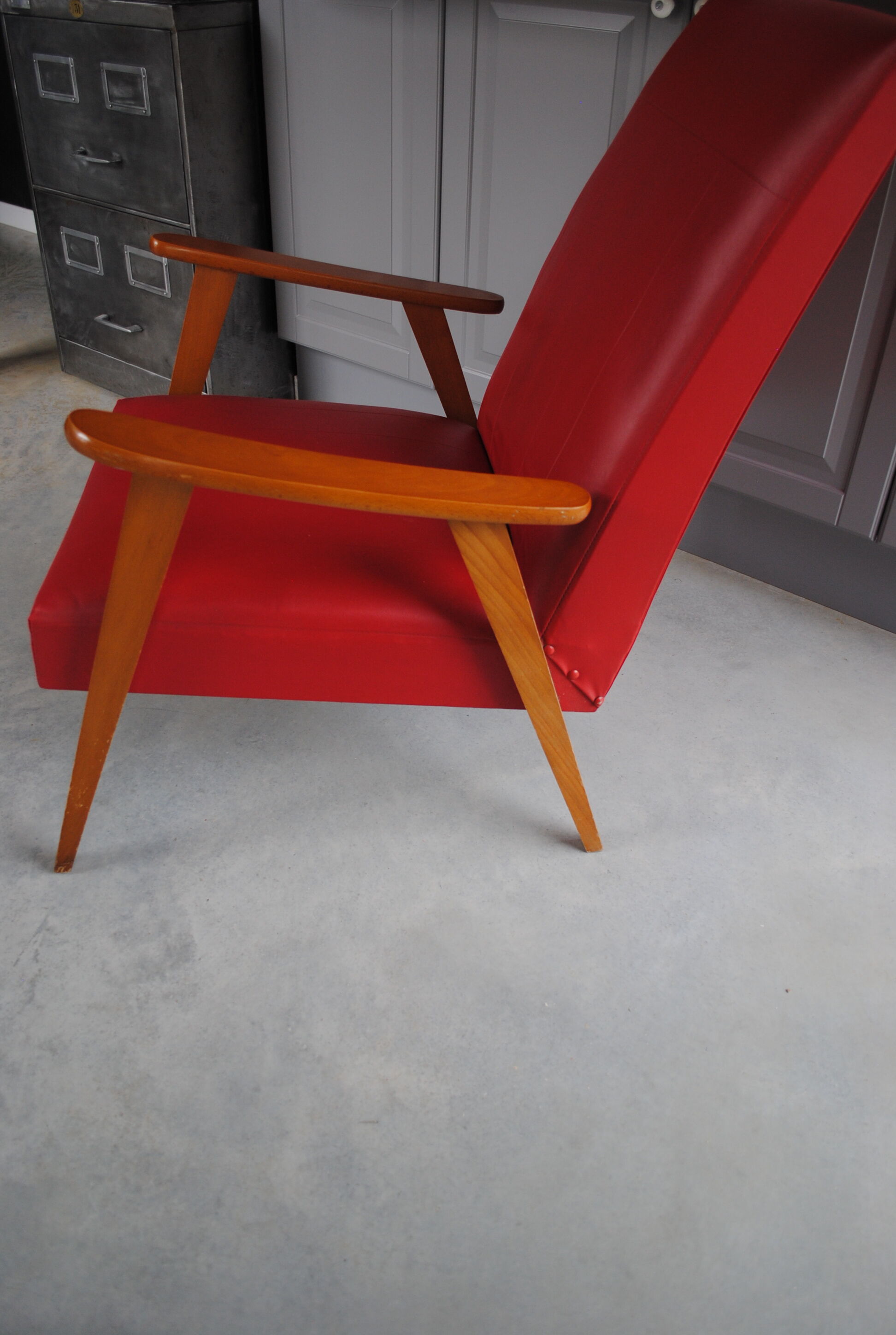 Fauteuil en skaï rouge années 60