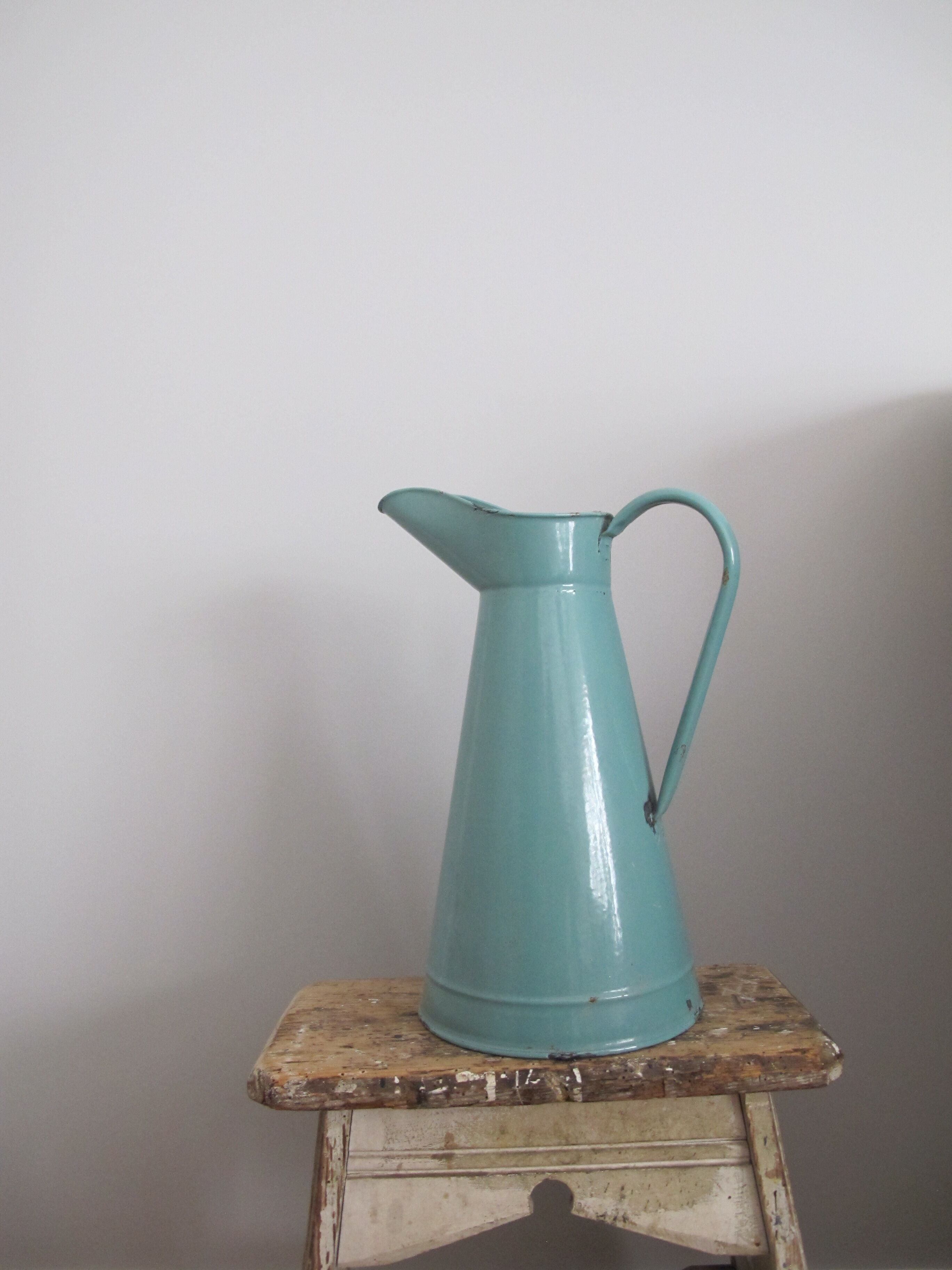 Grand broc in metal emaillé