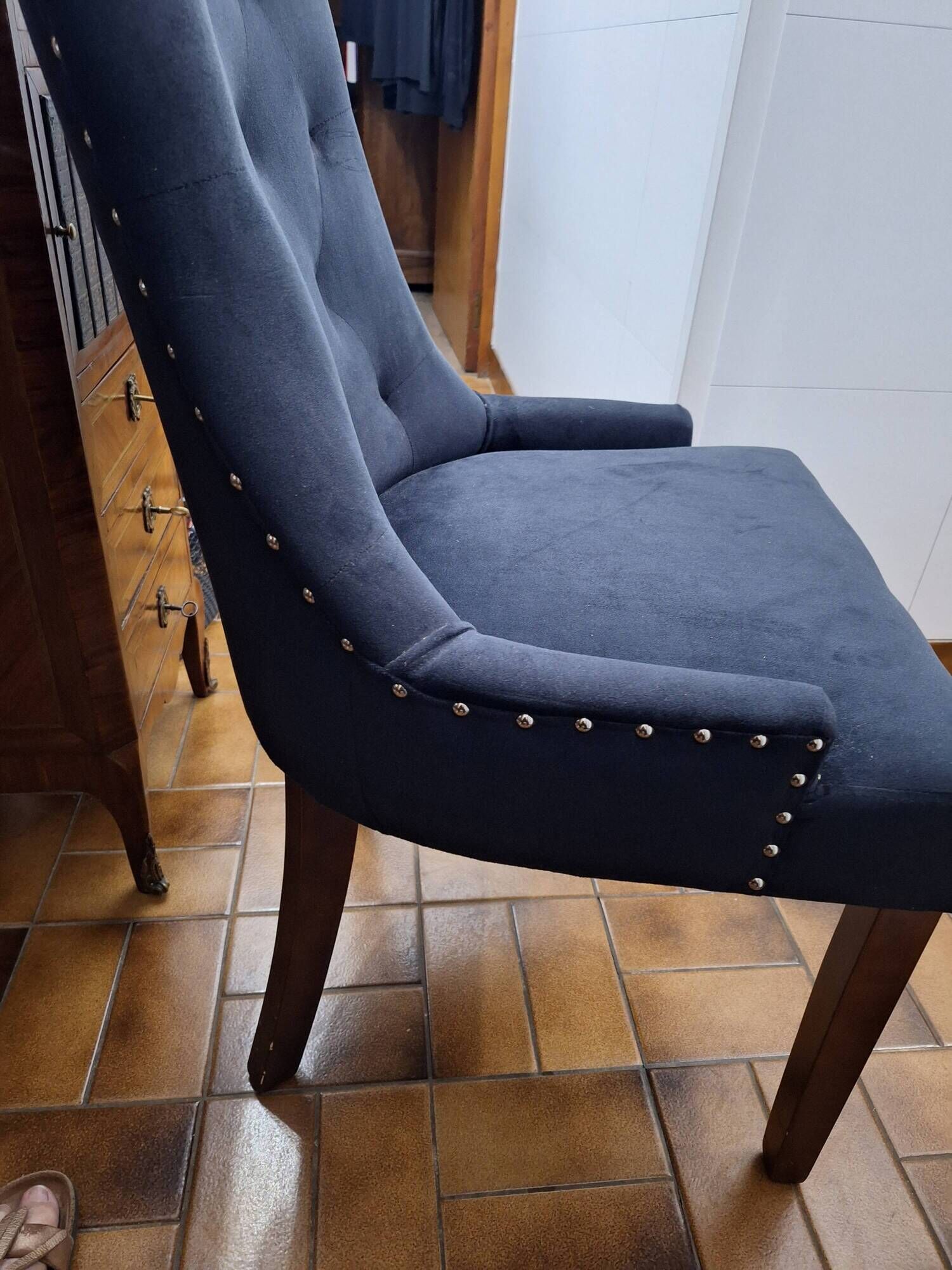 fauteuil capitonné velours noir design