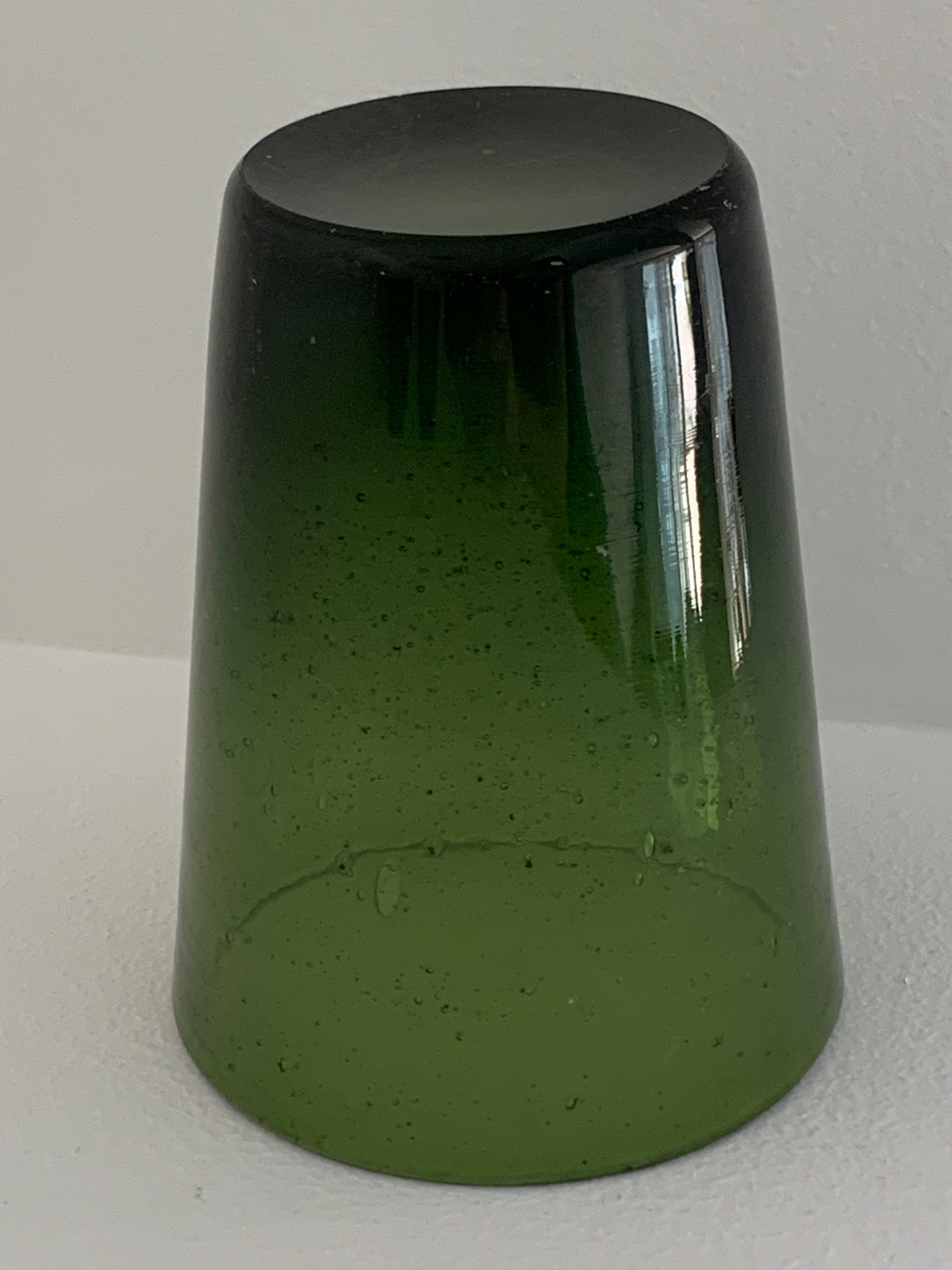 Carafe et 6 verres en verre vert bullé