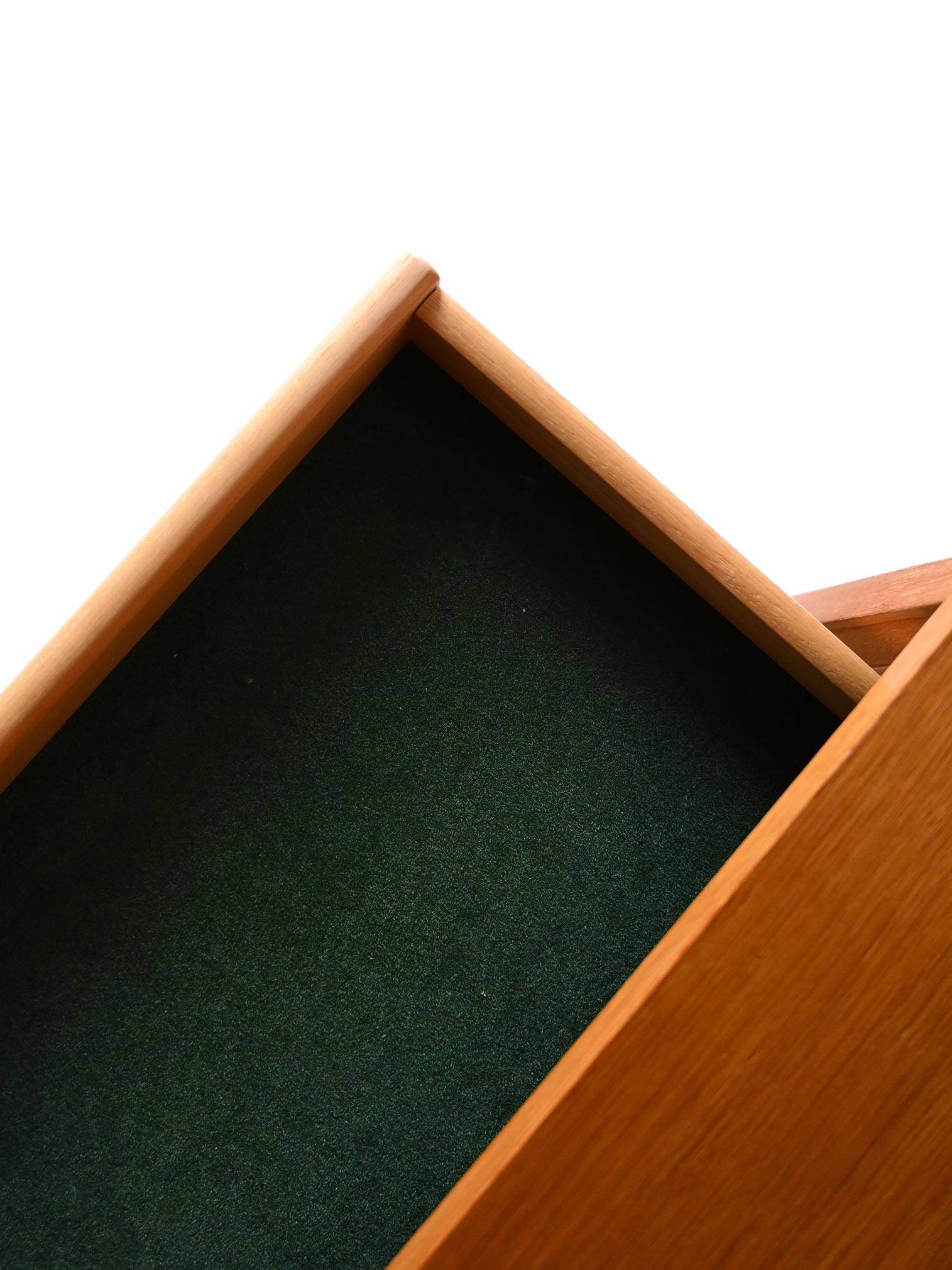 Bibliothèque scandinave avec compartiment de rangement