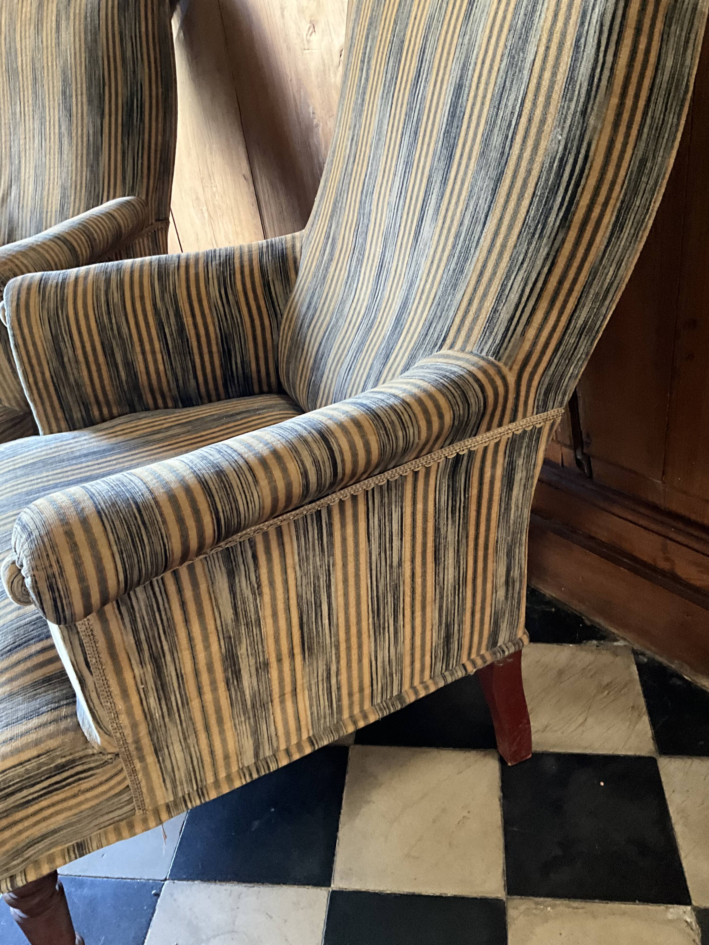 Une paire de fauteuils en velours.
